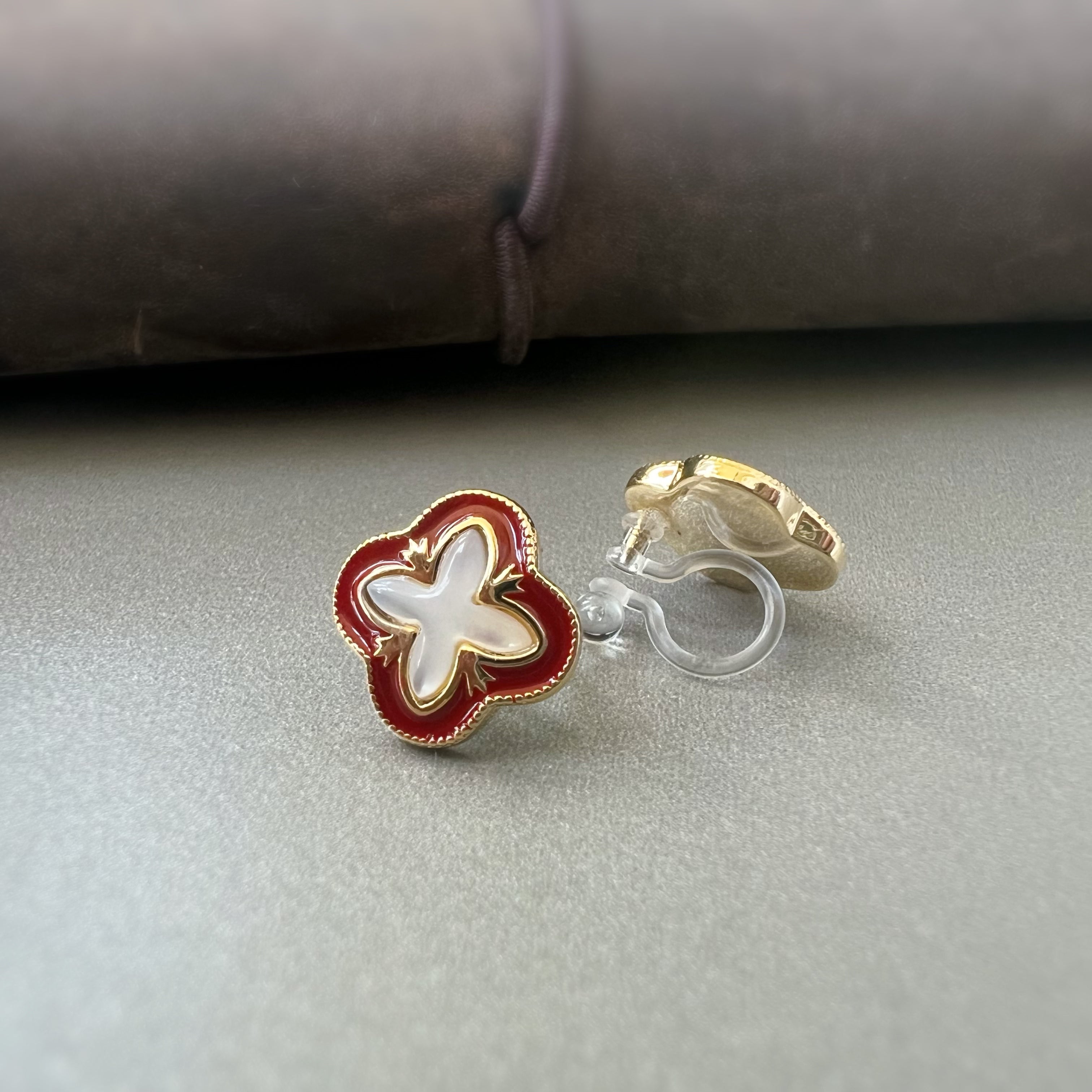 Clips d’oreilles trèfle rouge avec nacre blanche – couleur or – Fleur élégante
