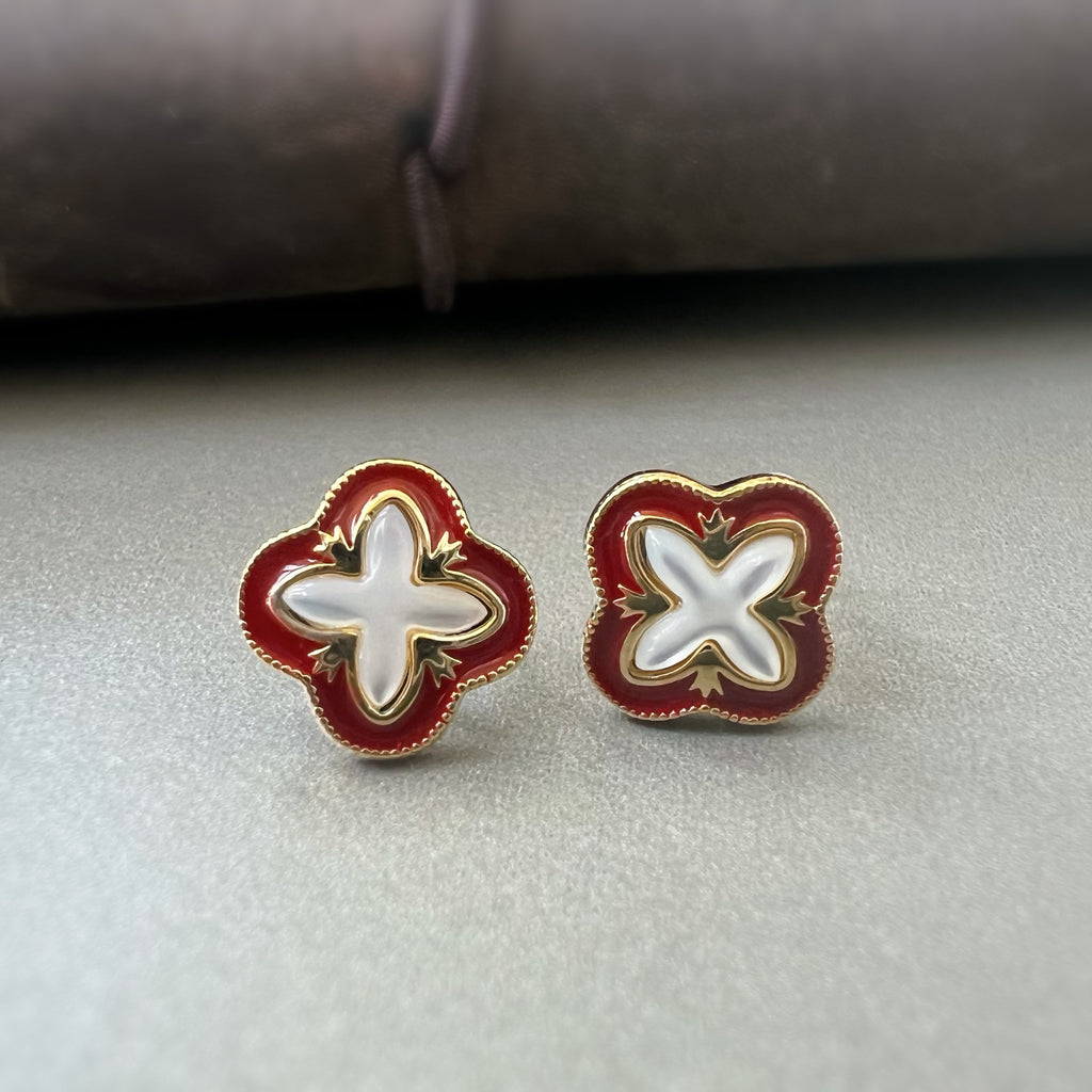 Clips d’oreilles trèfle rouge avec nacre blanche – couleur or – Fleur élégante