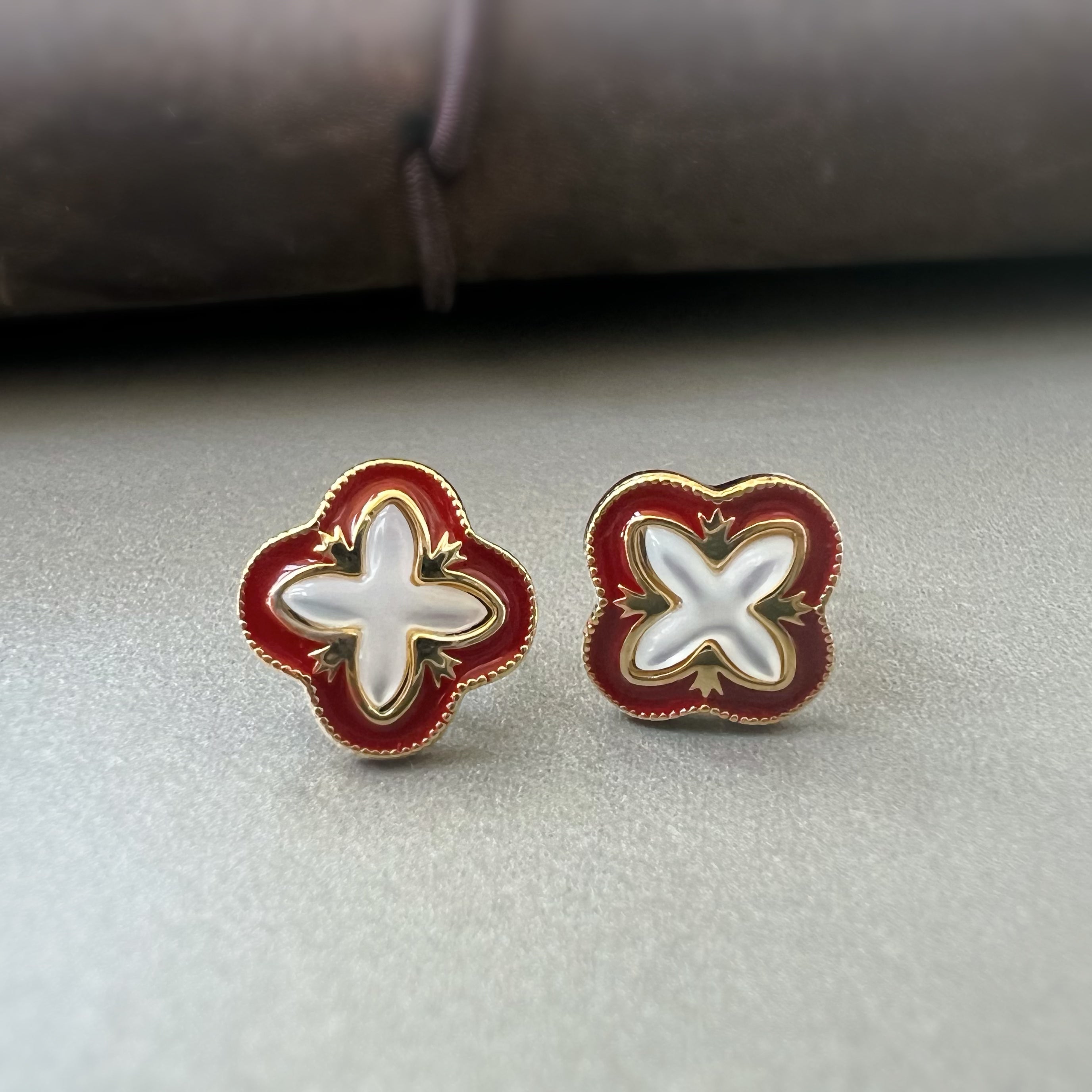 Clips d’oreilles trèfle rouge avec nacre blanche – couleur or – Fleur élégante