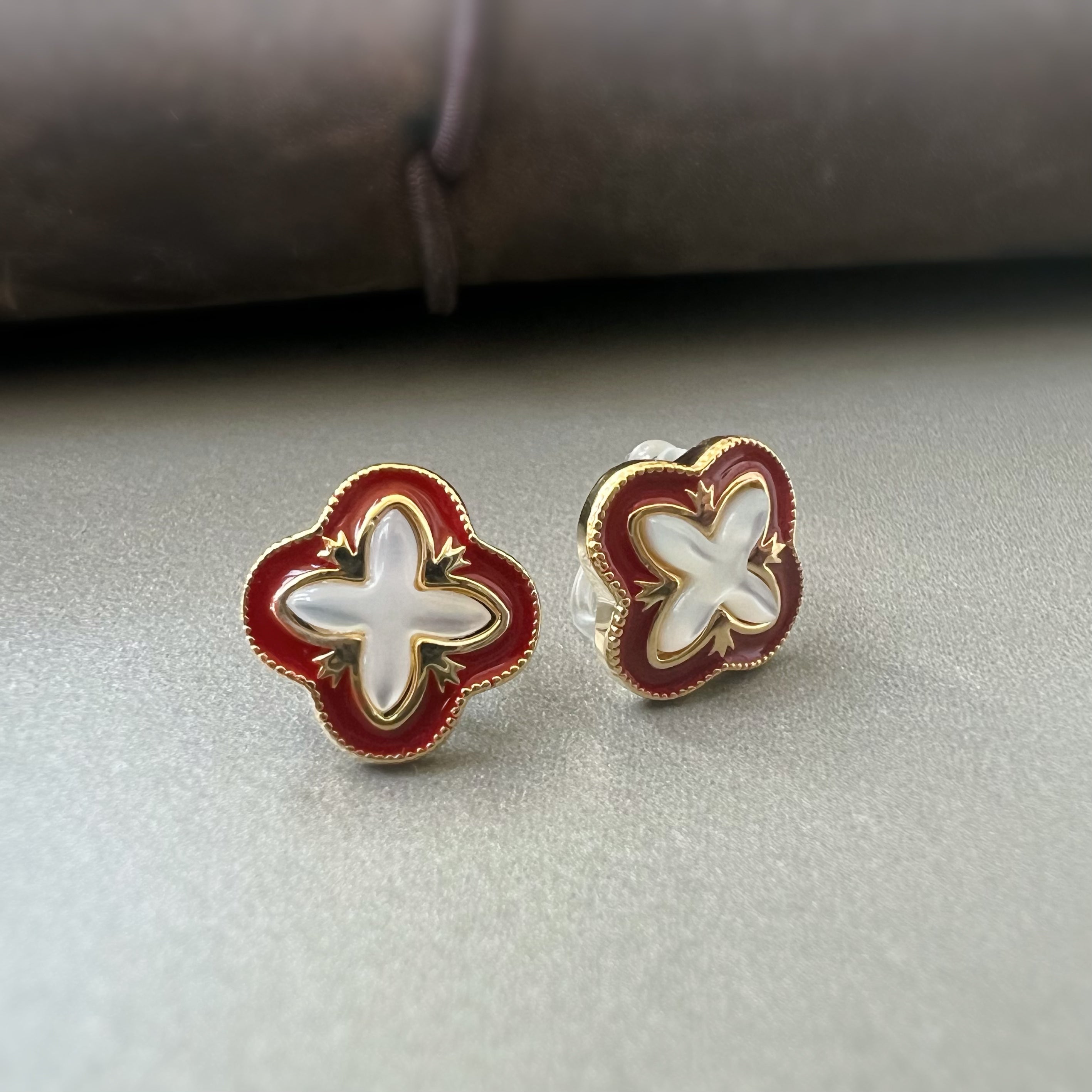 Clips d’oreilles trèfle rouge avec nacre blanche – couleur or – Fleur élégante