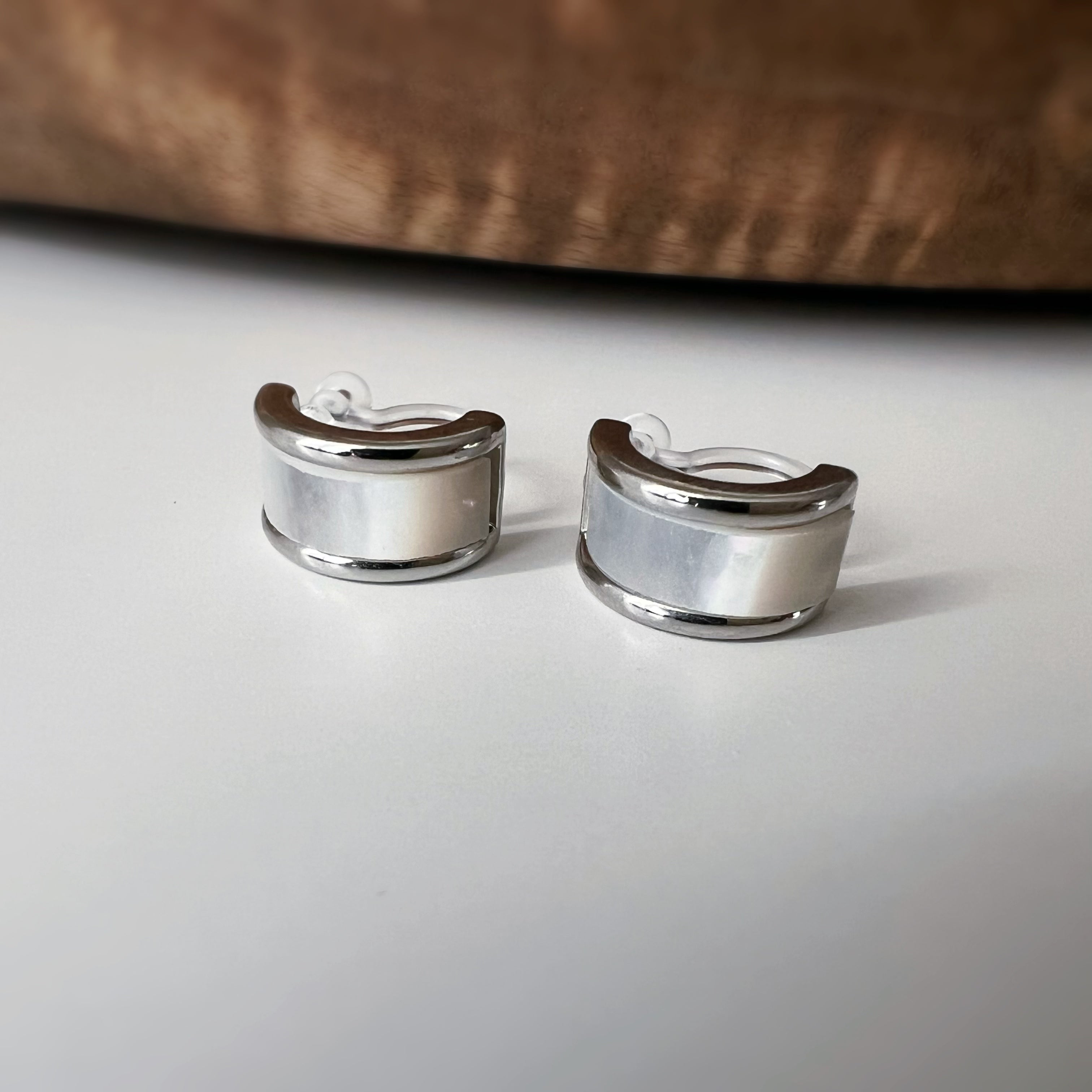 Clips d’oreilles anneau nacre blanche