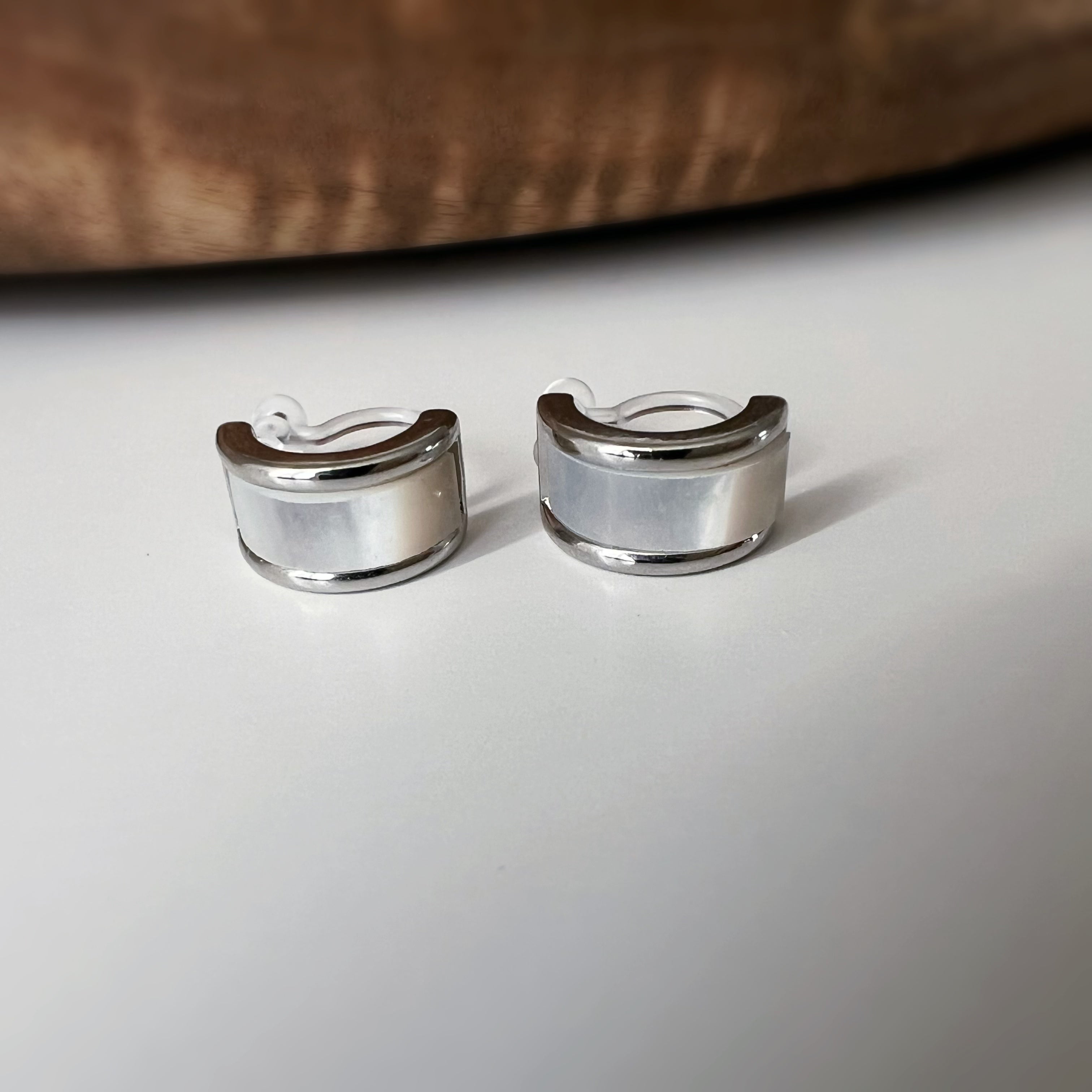 Clips d’oreilles anneau nacre blanche
