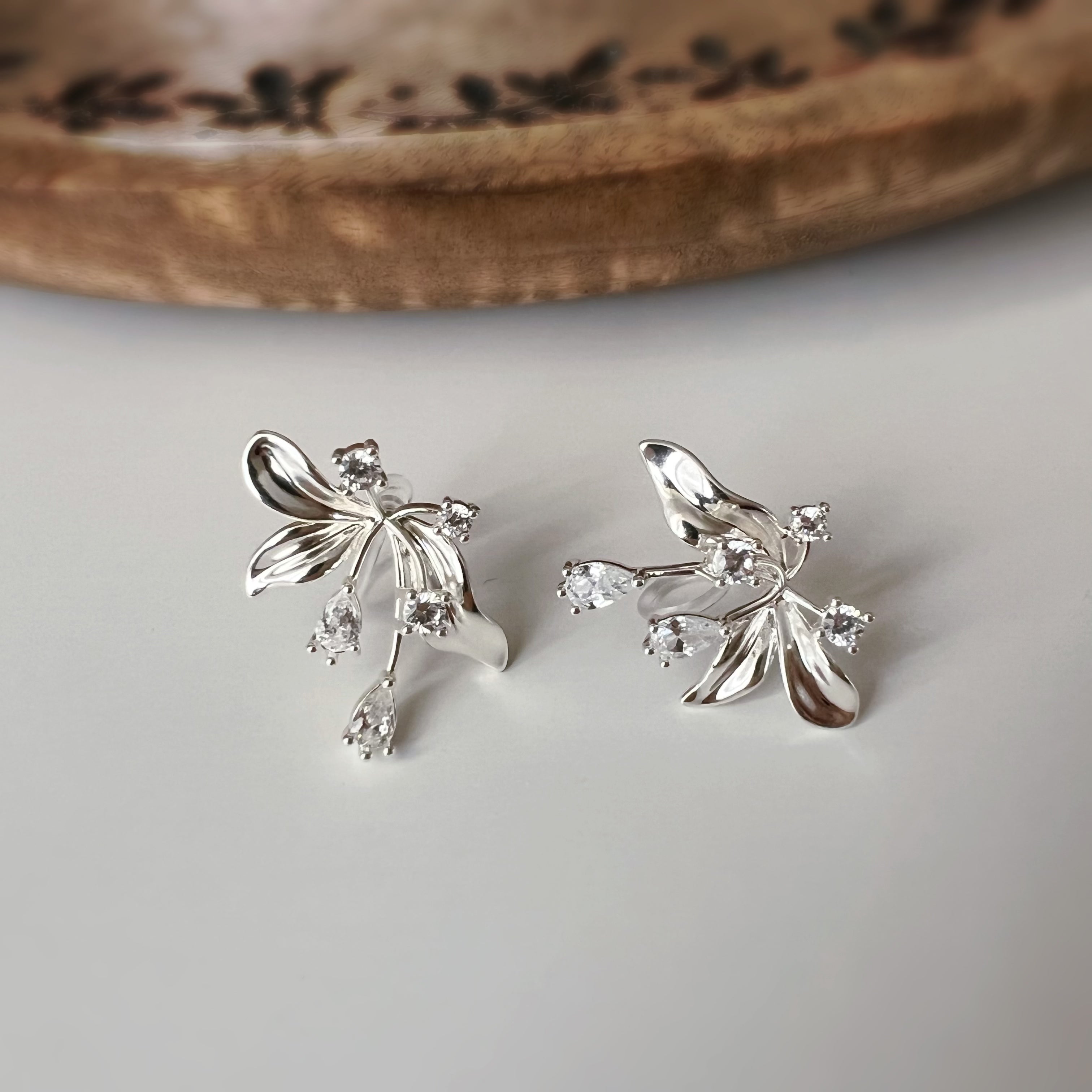 Clips d’oreilles fleur abstraite Style artistique