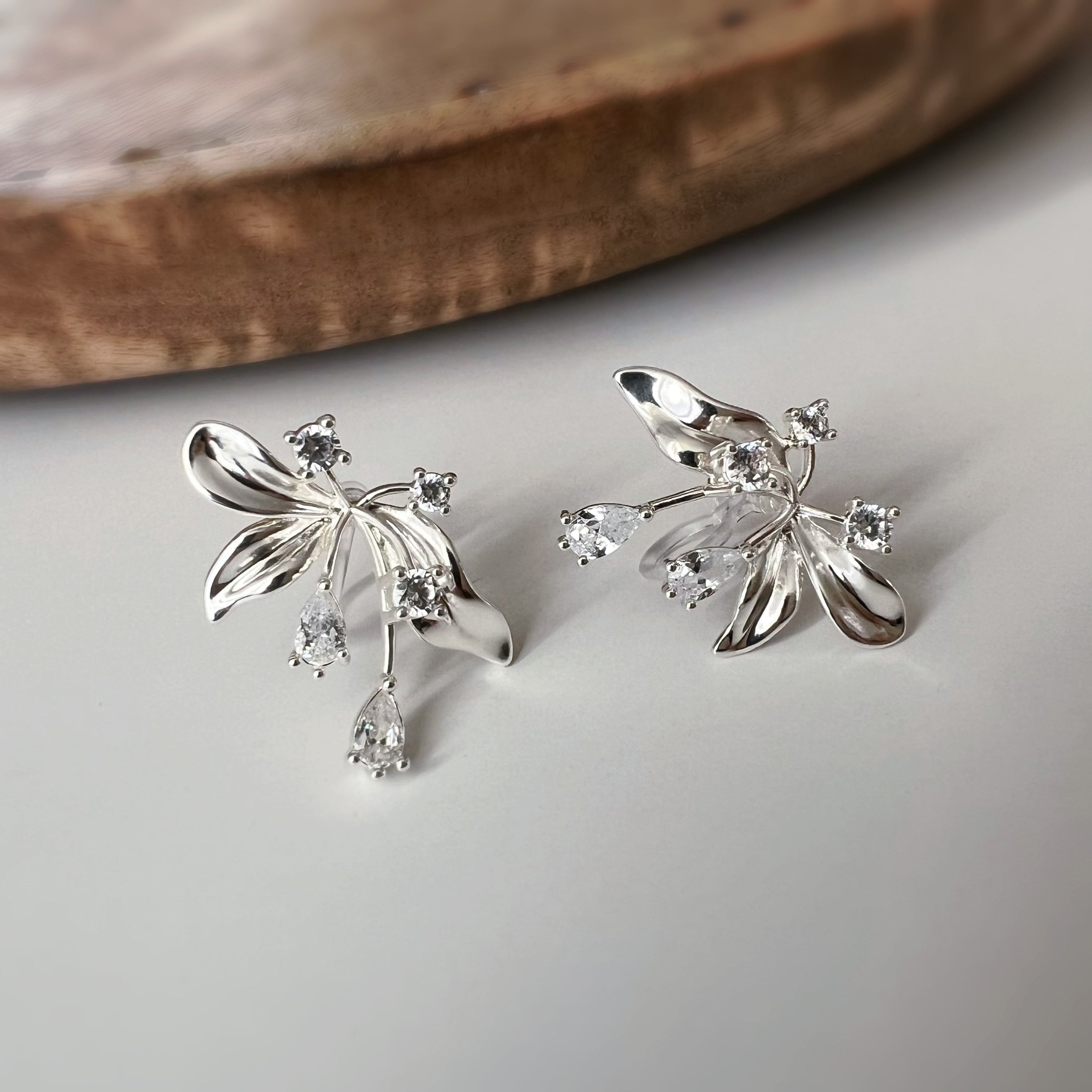 Clips d’oreilles fleur abstraite Style artistique