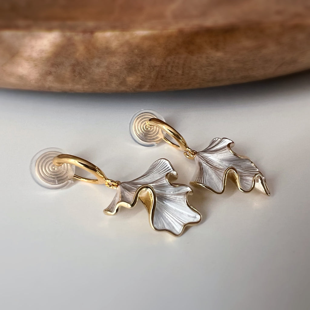 Wellige Ohrclips mit Blatt-Anhänger