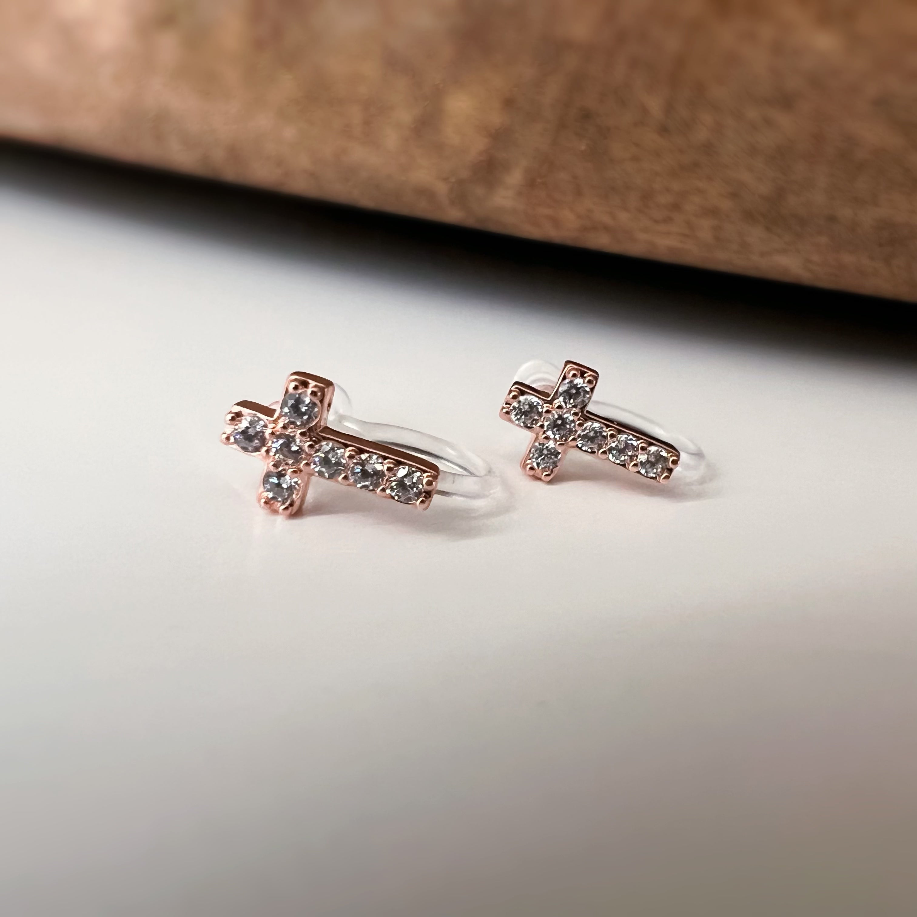 Clips d’oreilles croix avec zircons Style minimaliste