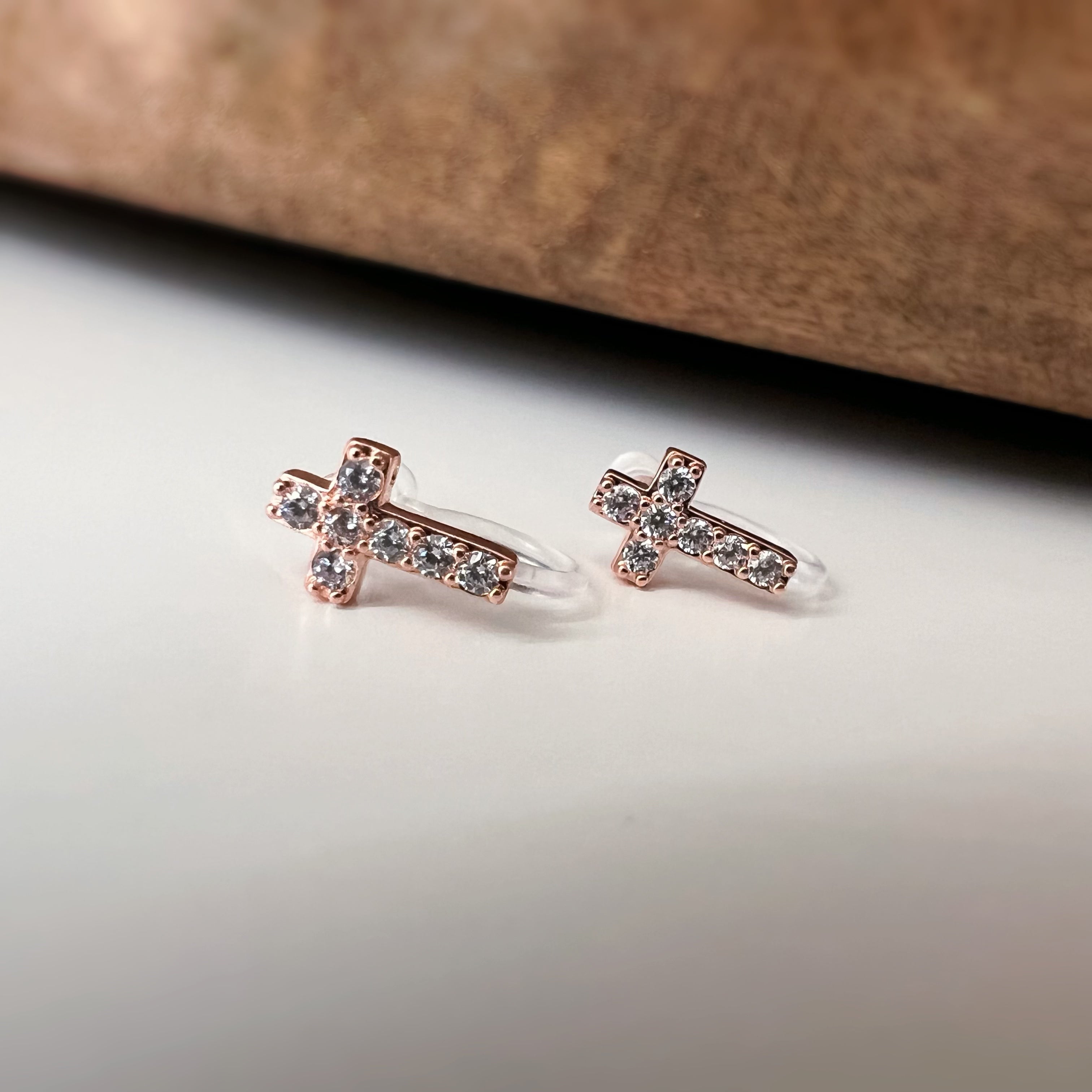 Clips d’oreilles croix avec zircons Style minimaliste
