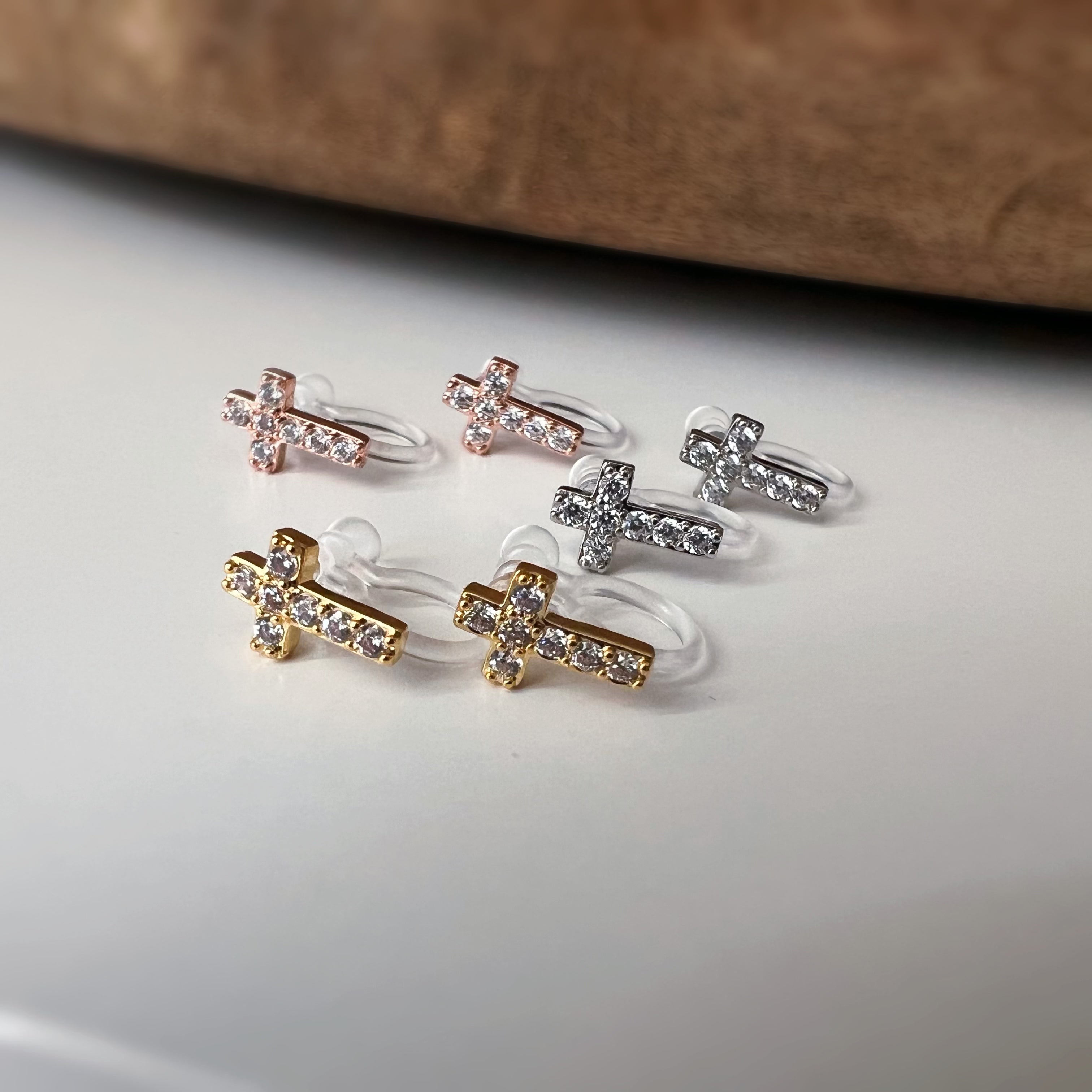 Clips d’oreilles croix avec zircons Style minimaliste
