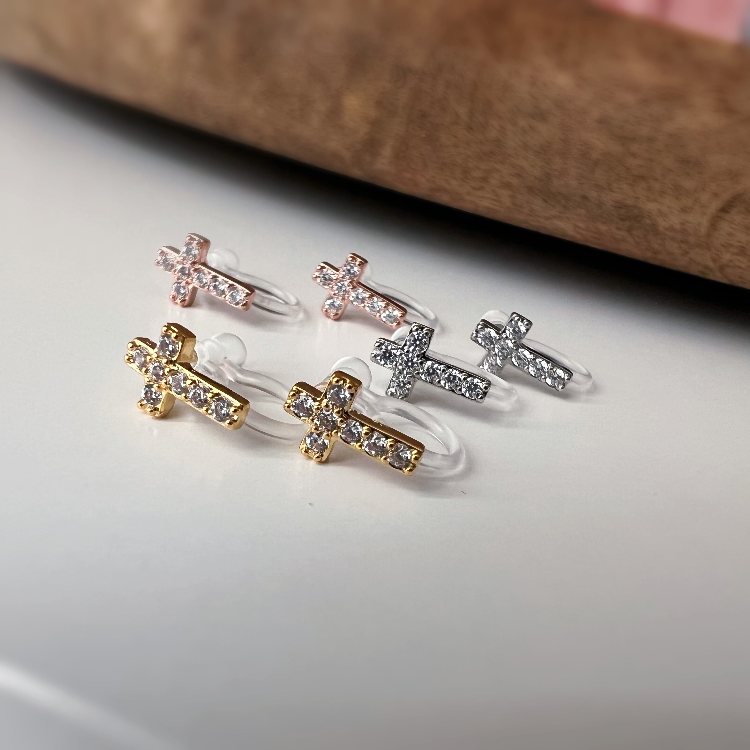 Clips d’oreilles croix avec zircons Style minimaliste