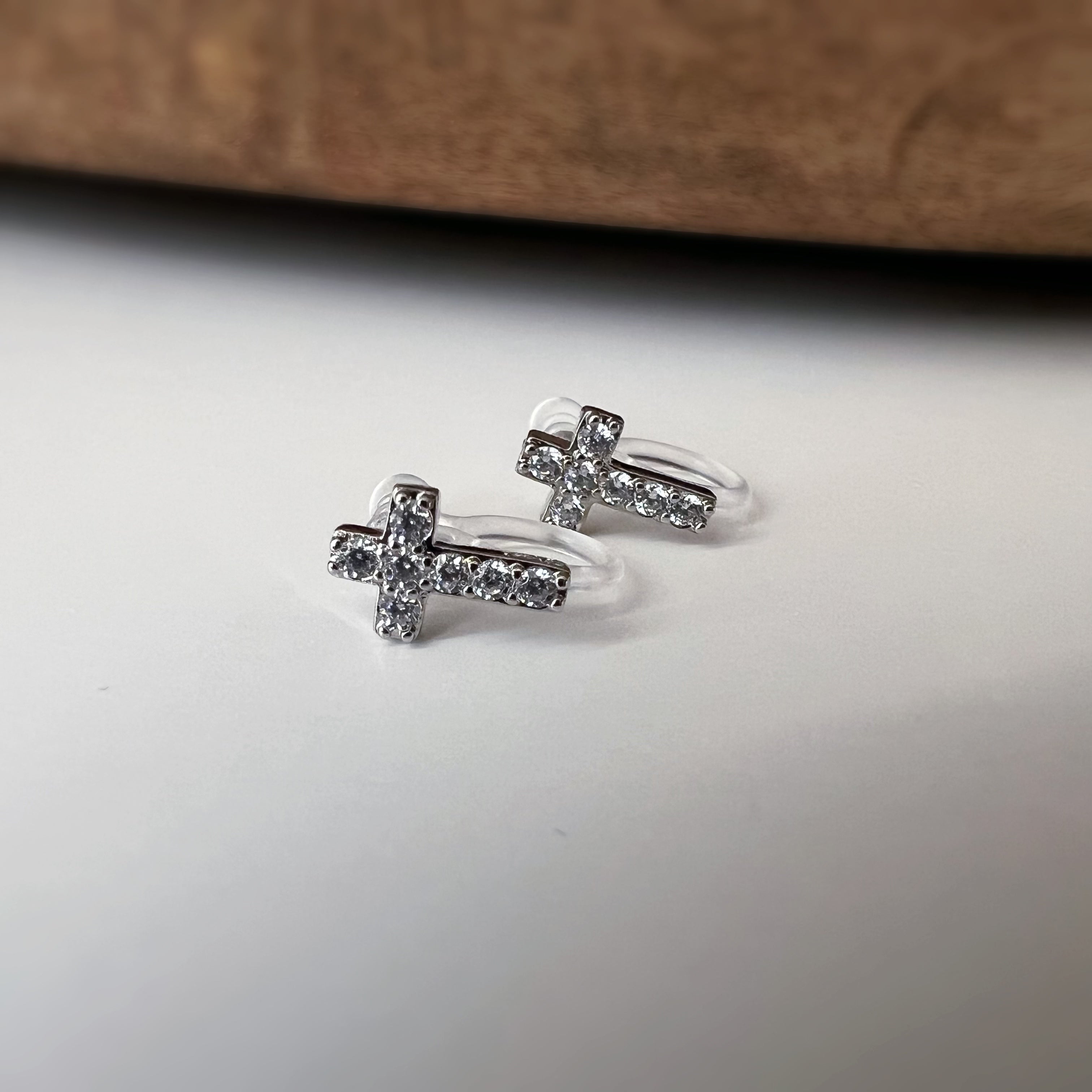 Clips d’oreilles croix avec zircons Style minimaliste