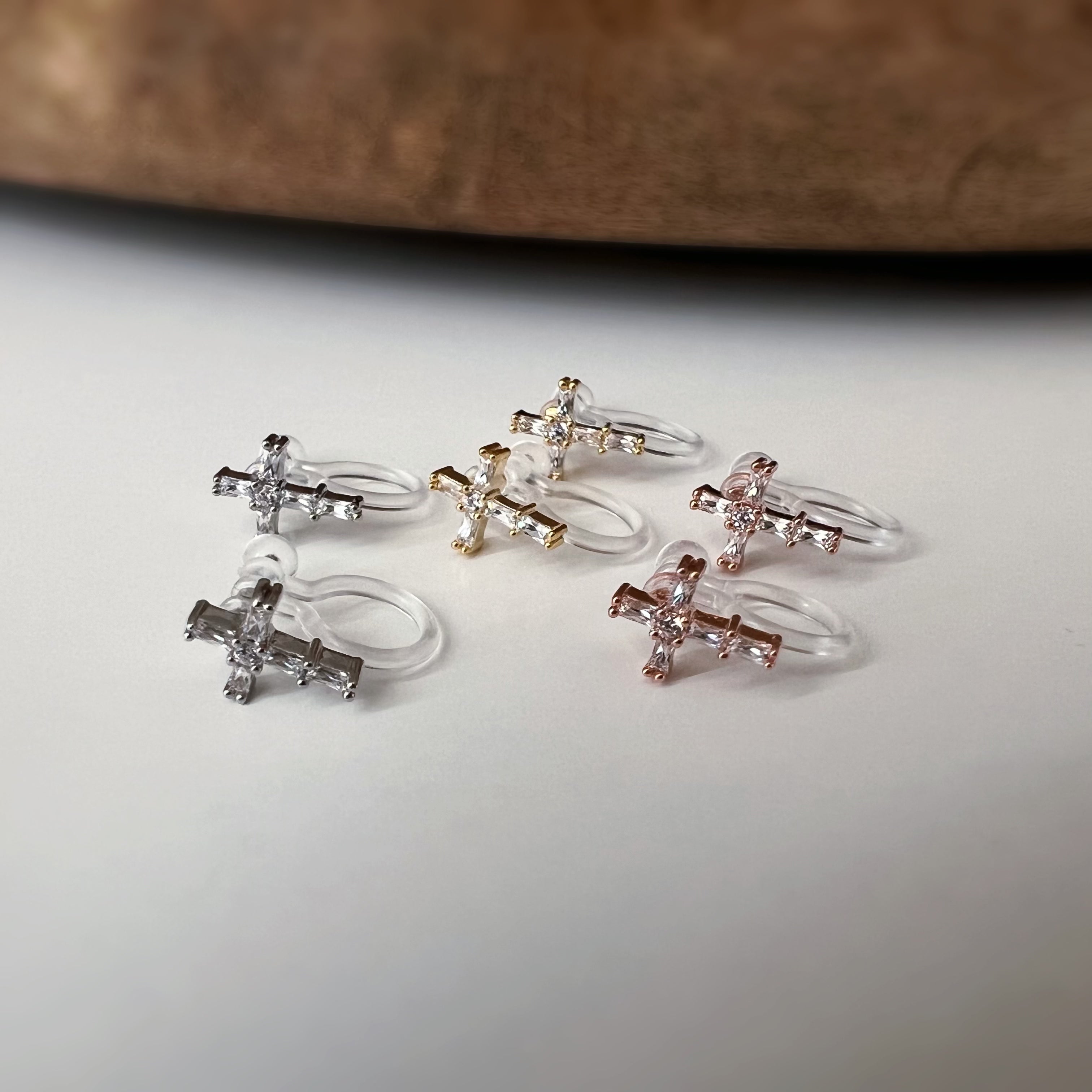 Clips d’oreilles sans perçage croix fine strass