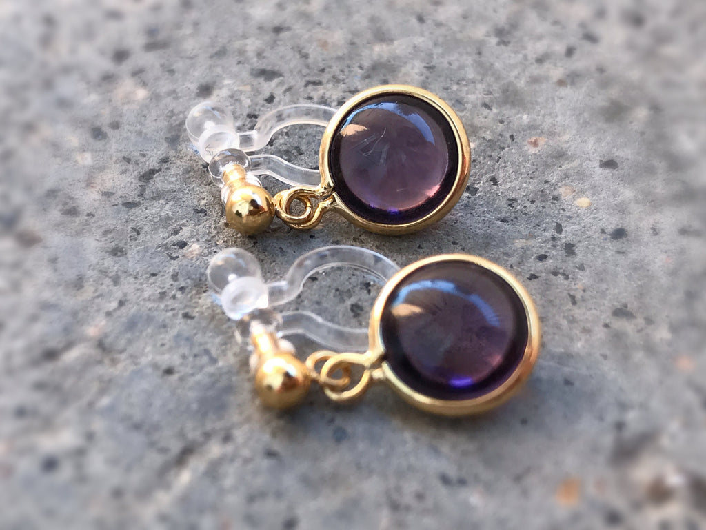 Boucles d'oreilles Clips INVISIBLES, perle couleur violet foncé. Bijoux Minimaliste. boucles d'oreille délicat pour oreilles non percées.