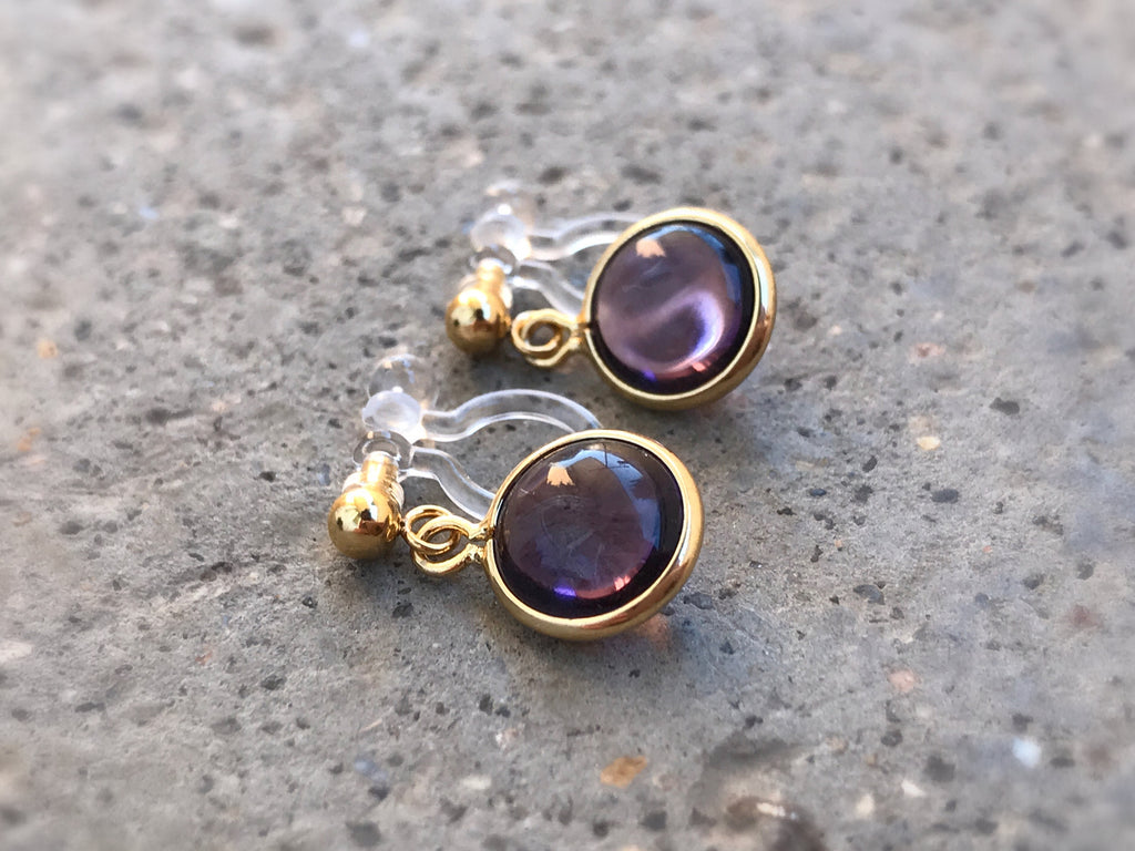 Boucles d'oreilles Clips INVISIBLES, perle couleur violet foncé. Bijoux Minimaliste. boucles d'oreille délicat pour oreilles non percées.