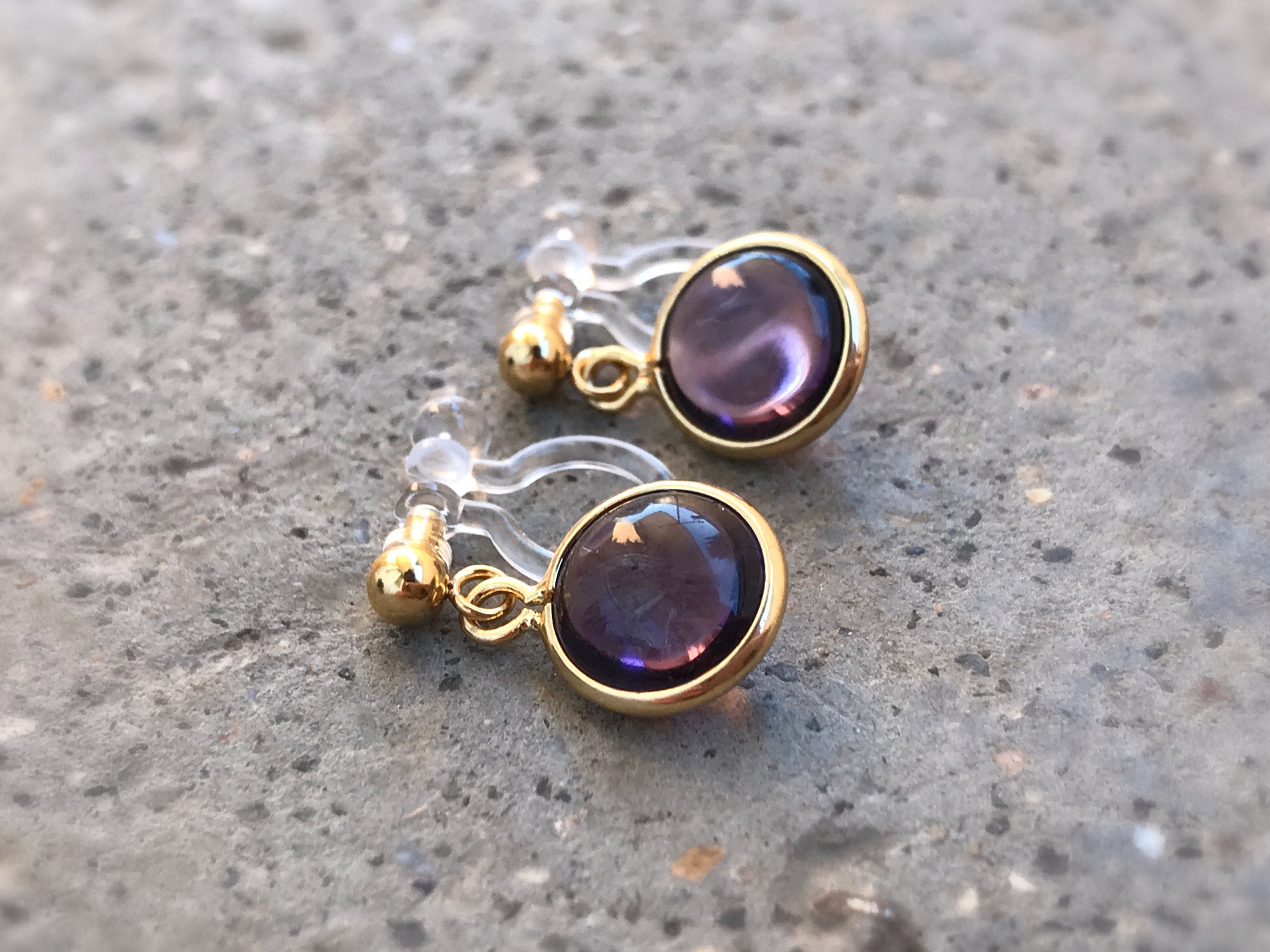 Boucles d'oreilles Clips INVISIBLES, perle couleur violet foncé. Bijoux Minimaliste. boucles d'oreille délicat pour oreilles non percées.