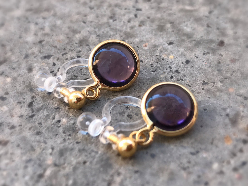 Boucles d'oreilles Clips INVISIBLES, perle couleur violet foncé. Bijoux Minimaliste. boucles d'oreille délicat pour oreilles non percées.