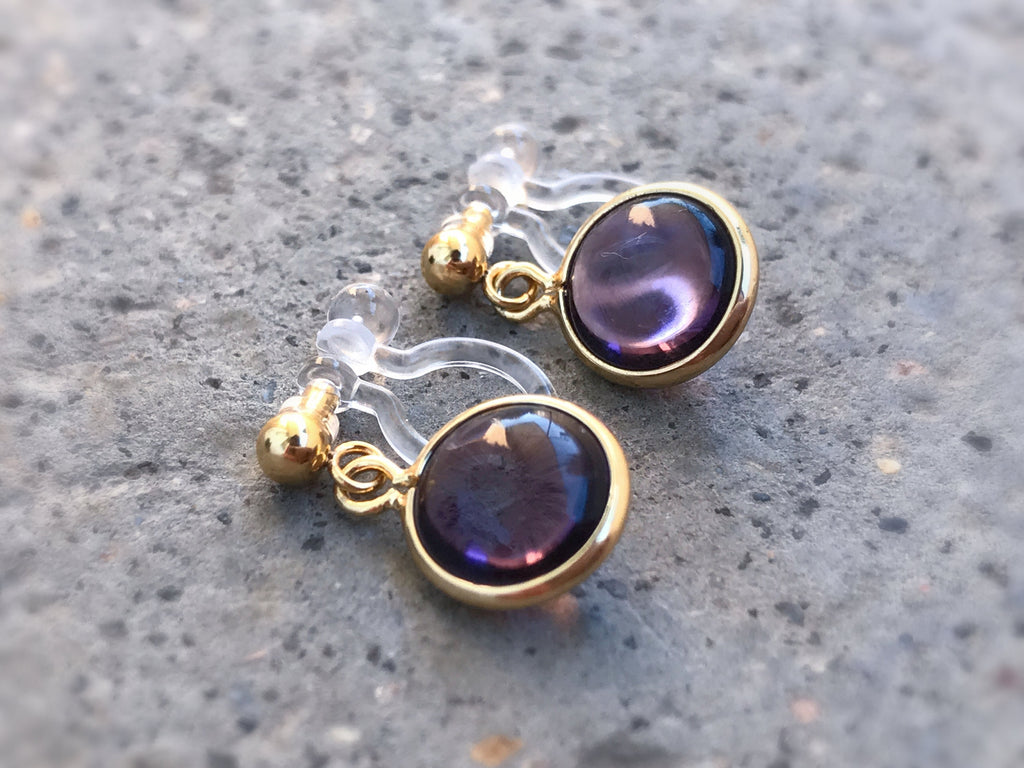Boucles d'oreilles Clips INVISIBLES, perle couleur violet foncé. Bijoux Minimaliste. boucles d'oreille délicat pour oreilles non percées.