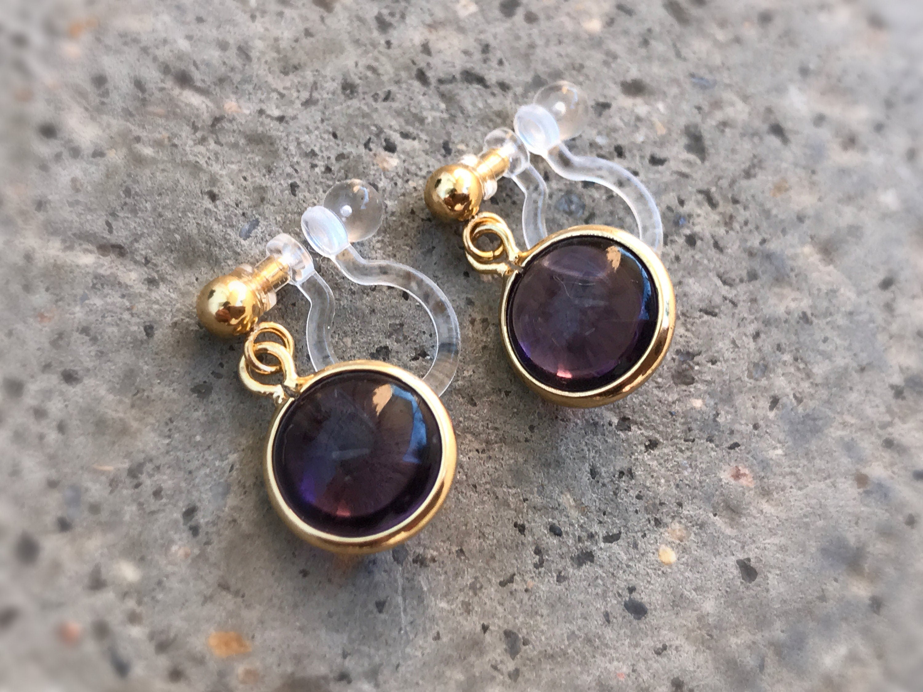 Boucles d'oreilles Clips INVISIBLES, perle couleur violet foncé. Bijoux Minimaliste. boucles d'oreille délicat pour oreilles non percées.