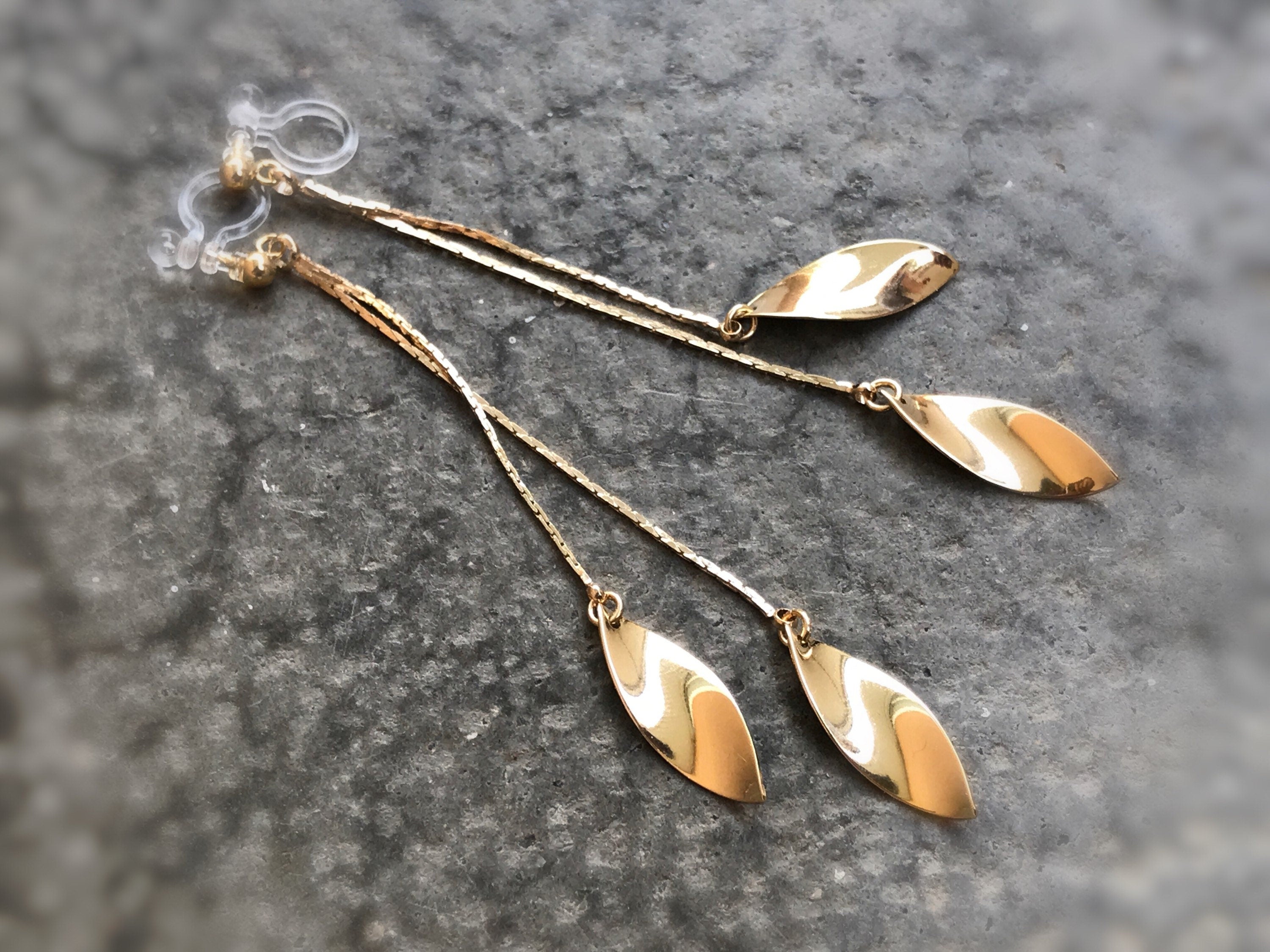 Longues Boucles d'oreilles CLIPS INVISIBLES pendantes tassel feuilles couleur doré, 18k plaqué d'or. Bijoux quotidien.