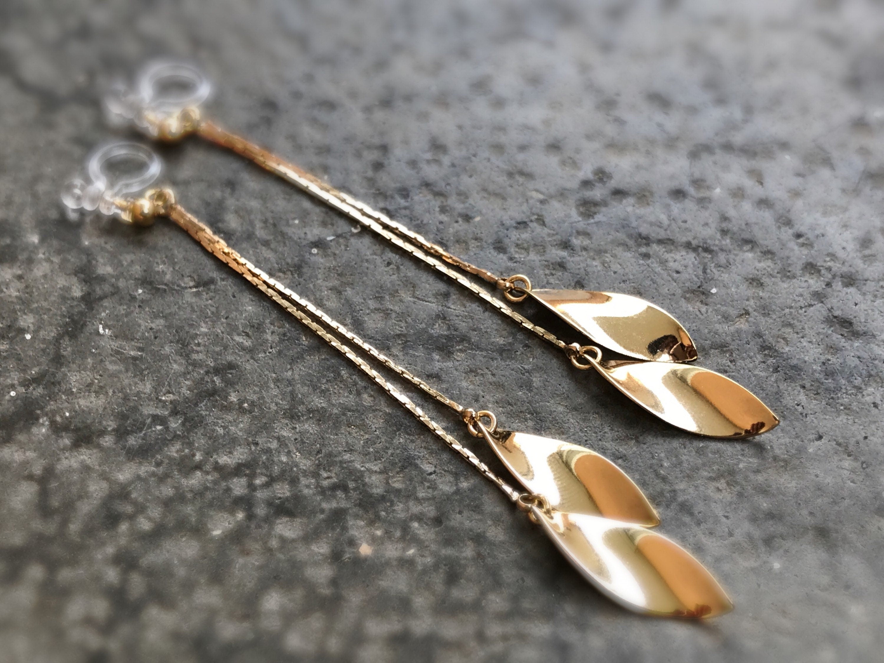 Longues Boucles d'oreilles CLIPS INVISIBLES pendantes tassel feuilles couleur doré, 18k plaqué d'or. Bijoux quotidien.