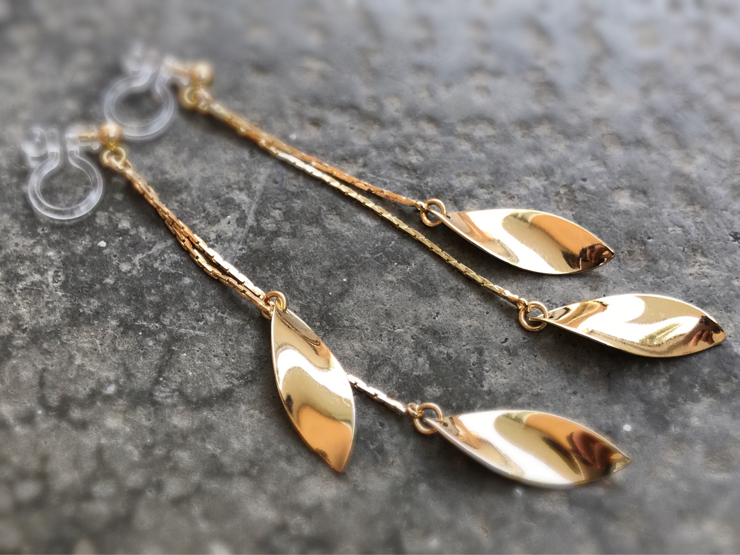 Longues Boucles d'oreilles CLIPS INVISIBLES pendantes tassel feuilles couleur doré, 18k plaqué d'or. Bijoux quotidien Cadeaux pour elle.