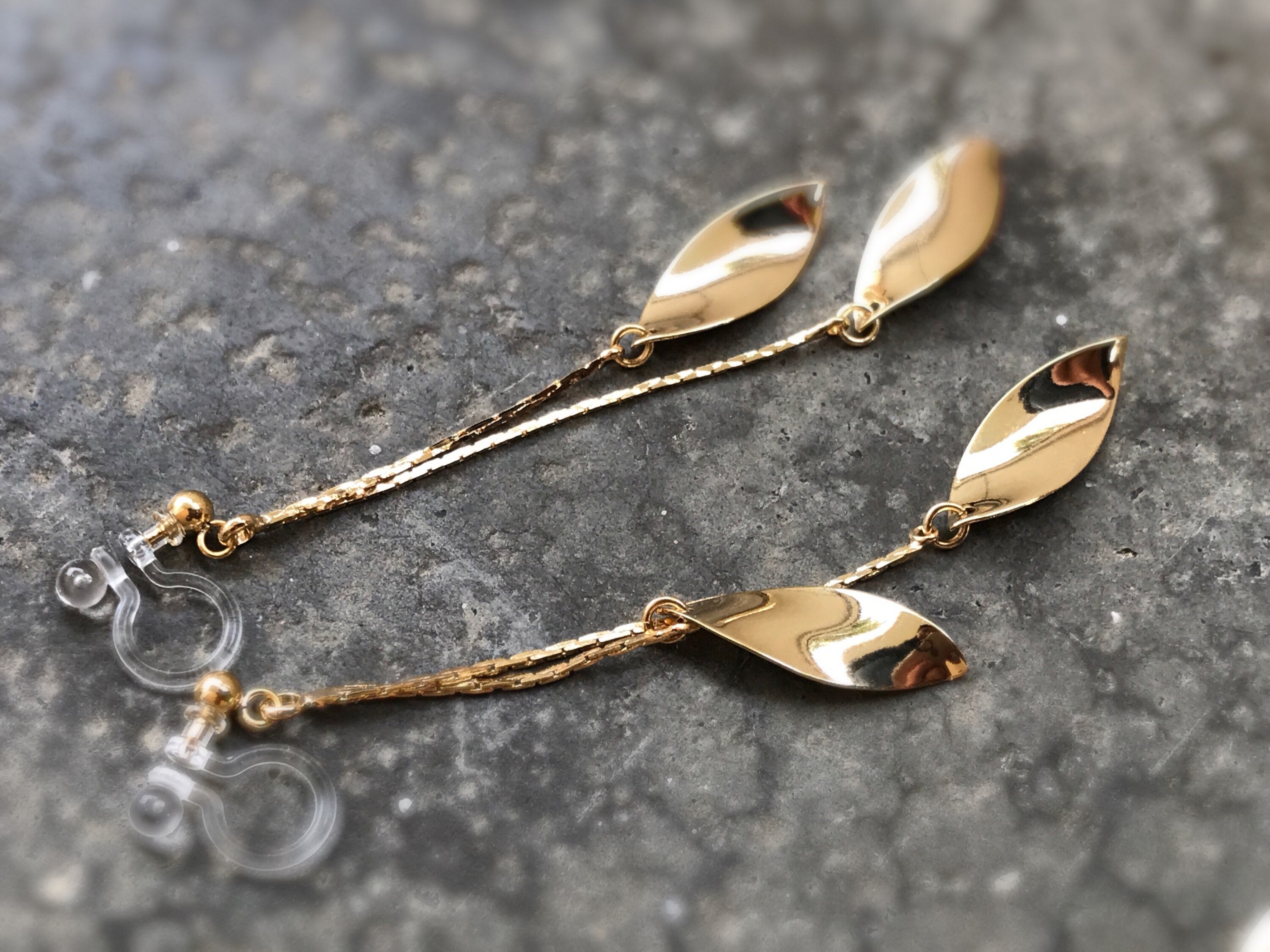 Longues Boucles d'oreilles CLIPS INVISIBLES pendantes tassel feuilles couleur doré, 18k plaqué d'or. Bijoux quotidien Cadeaux pour elle.