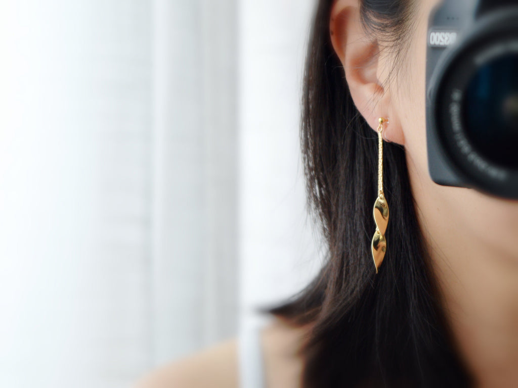 Longues Boucles d'oreilles CLIPS INVISIBLES pendantes tassel feuilles couleur doré, 18k plaqué d'or. Bijoux quotidien Cadeaux pour elle.