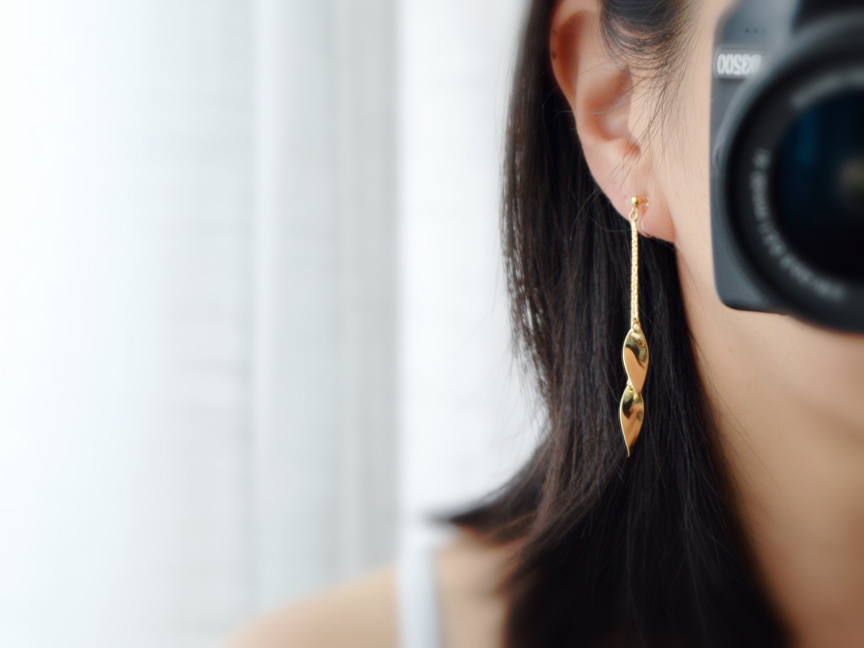 Longues Boucles d'oreilles CLIPS INVISIBLES pendantes tassel feuilles couleur doré, 18k plaqué d'or. Bijoux quotidien Cadeaux pour elle.