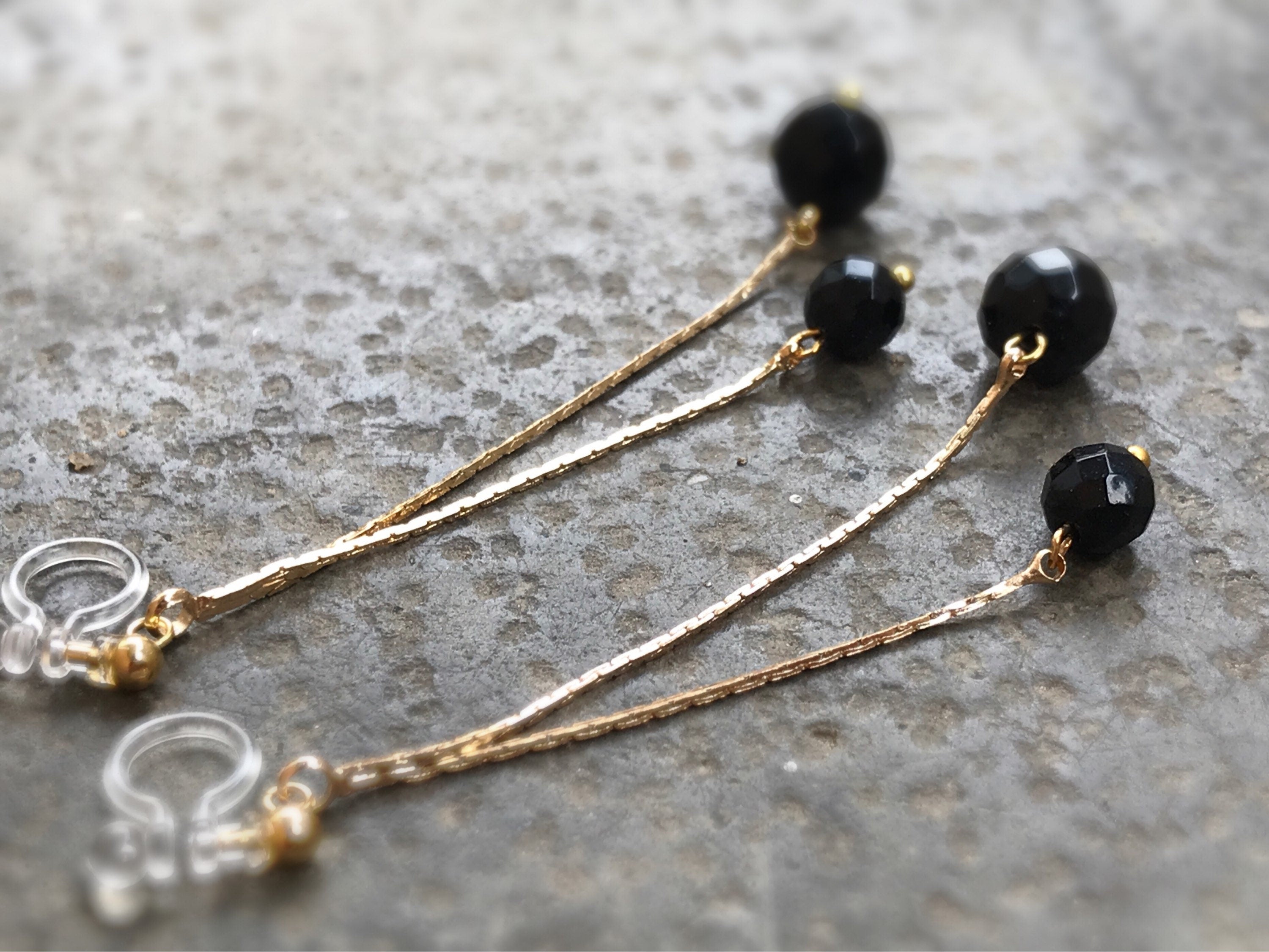 Longues Boucles d'oreilles CLIPS INVISIBLES pendantes chaîne serpent 18K plaqué d'or, Double Perles agates noires, perle facette.