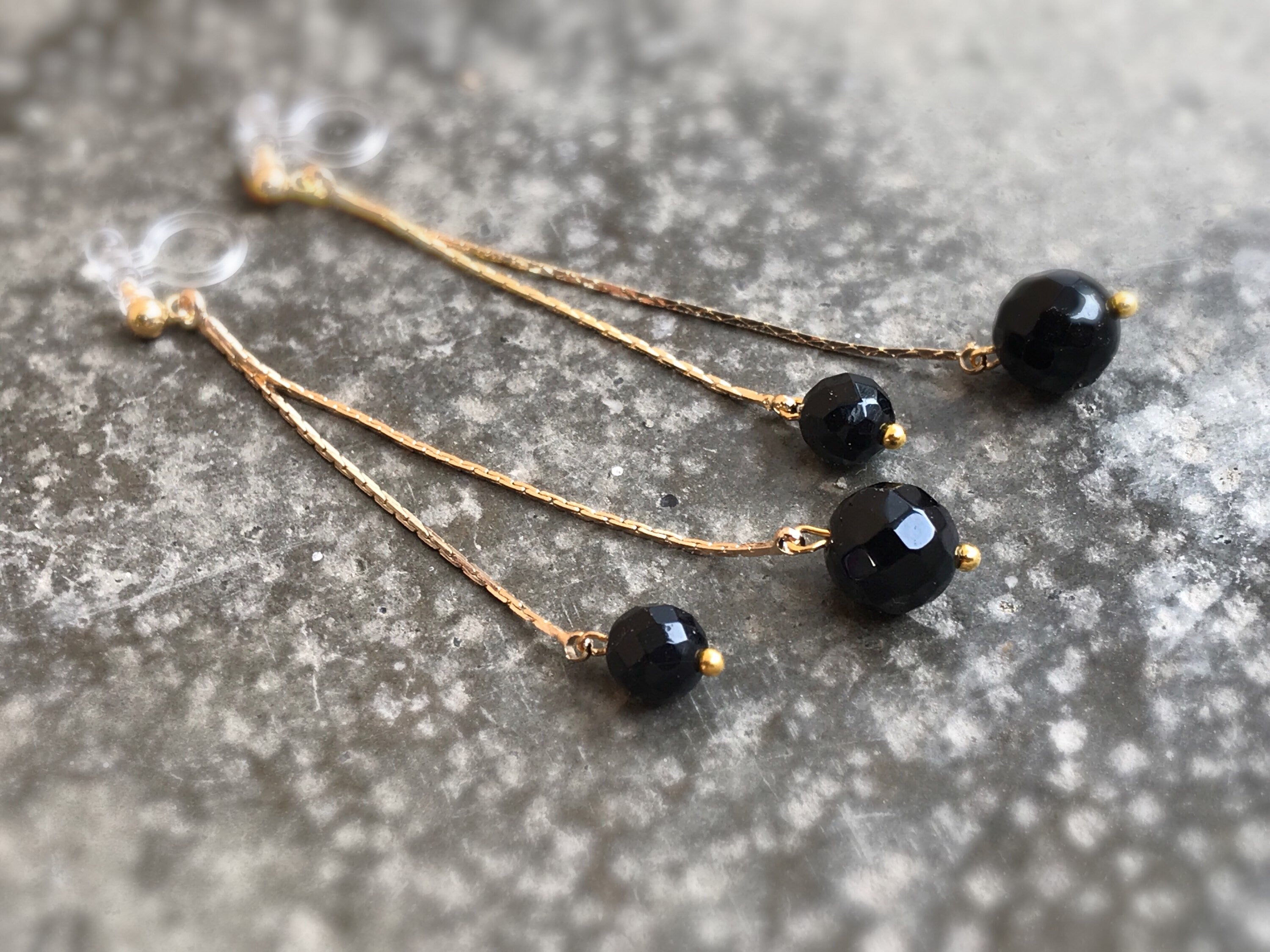 Longues Boucles d'oreilles CLIPS INVISIBLES pendantes chaîne serpent 18K plaqué d'or, Double Perles agates noires, perle facette.