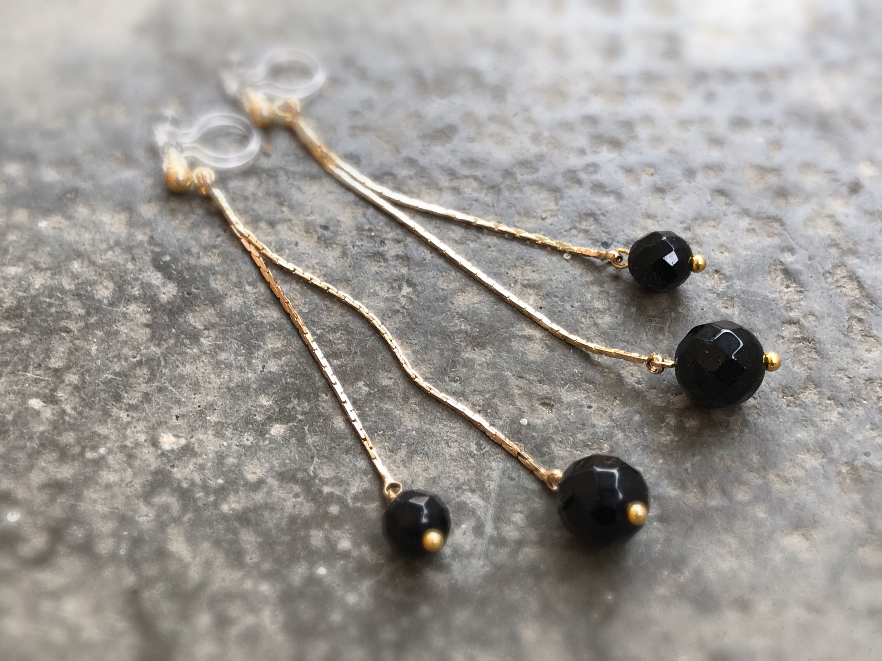 Longues Boucles d'oreilles CLIPS INVISIBLES pendantes chaîne serpent 18K plaqué d'or, Double Perles agates noires, perle facette.