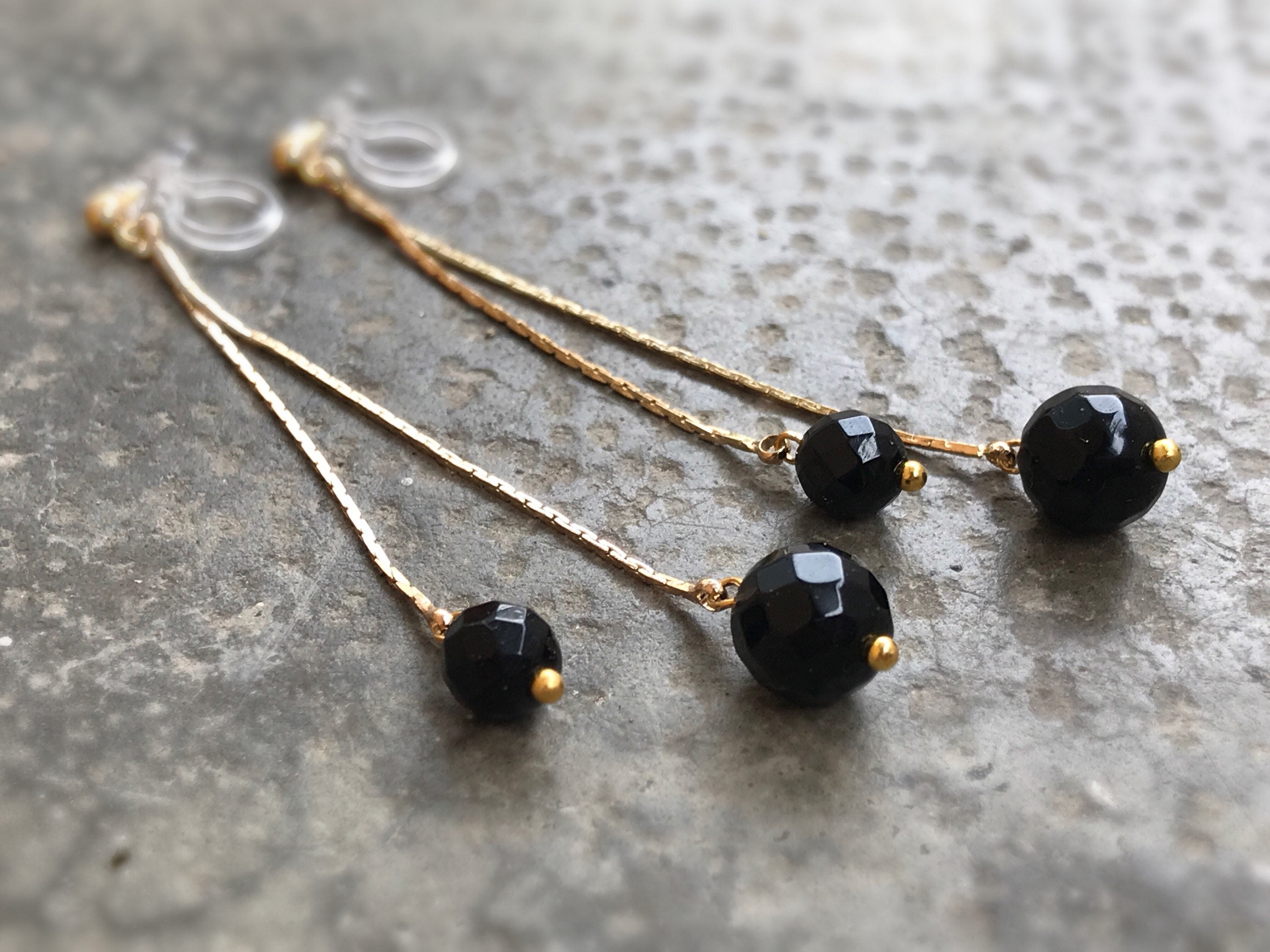 Longues Boucles d'oreilles CLIPS INVISIBLES pendantes chaîne serpent 18K plaqué d'or, Double Perles agates noires, perle facette.