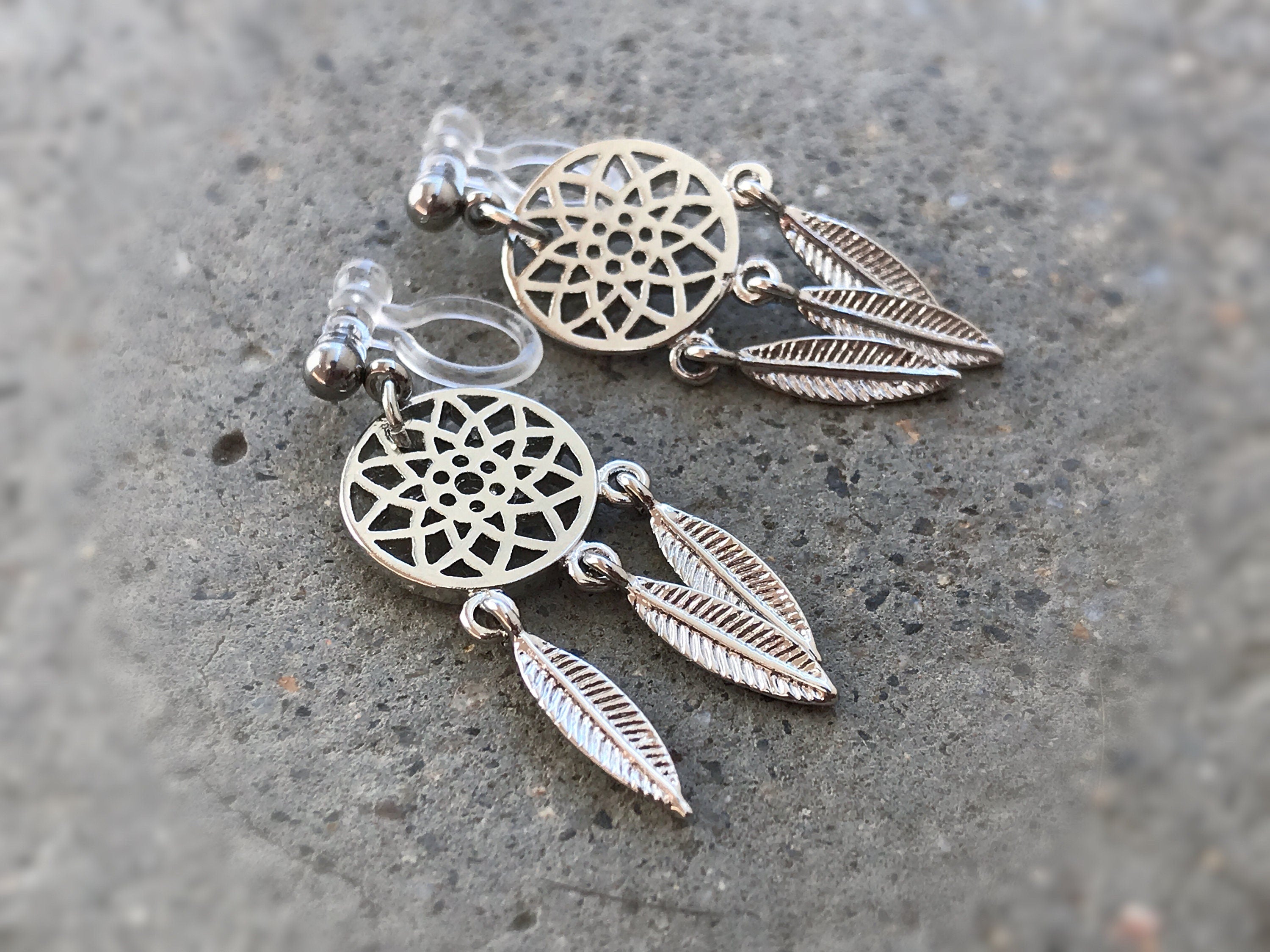 Boucles d'oreilles Clips INVISIBLES, Capteur de rêves Couleur argenté. Plume en métal. Clips d'oreilles. Bijoux quotidien. Prêt à offrir.