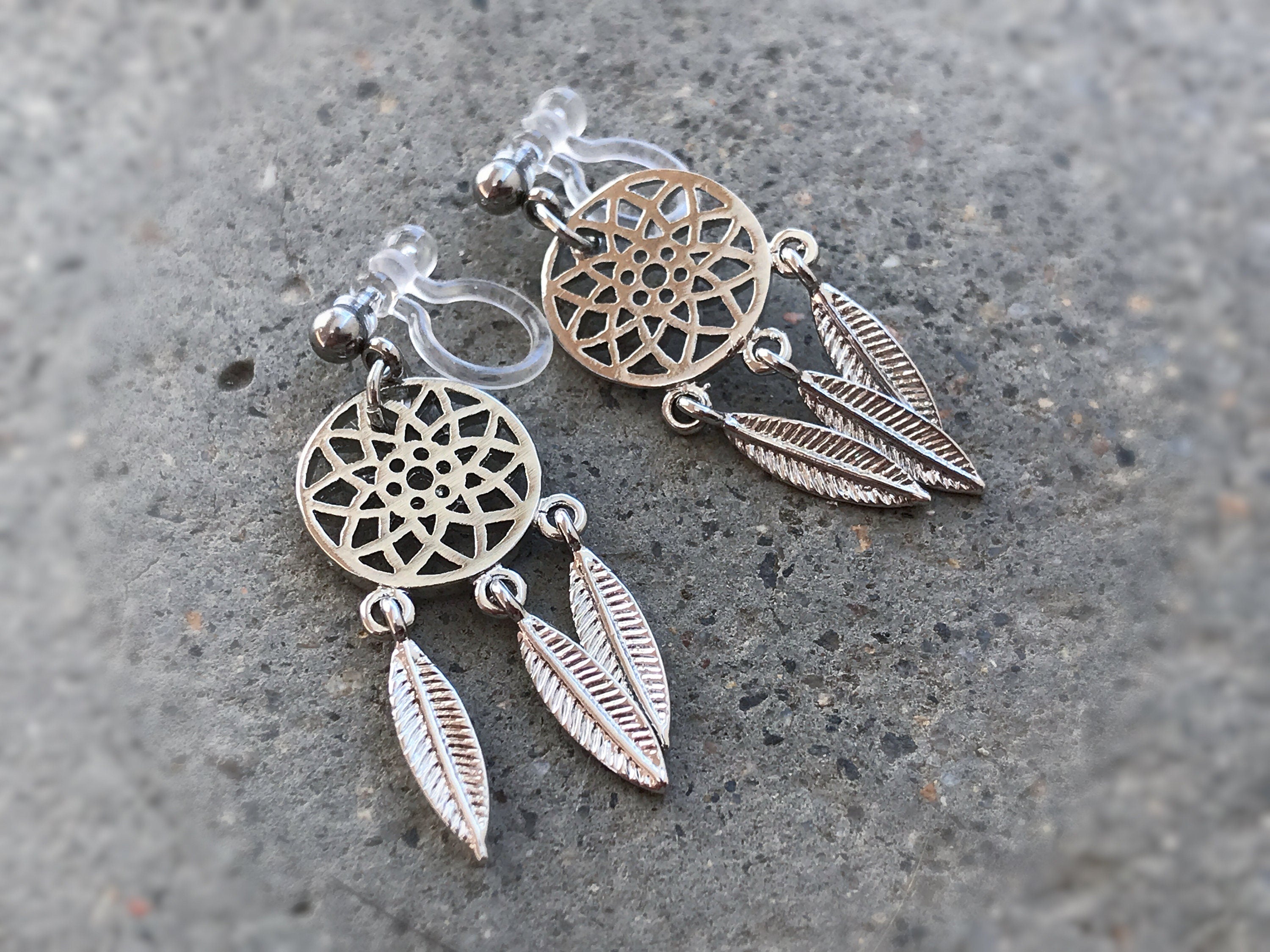 Boucles d'oreilles Clips INVISIBLES, Capteur de rêves Couleur argenté. Plume en métal. Clips d'oreilles. Bijoux quotidien. Prêt à offrir.