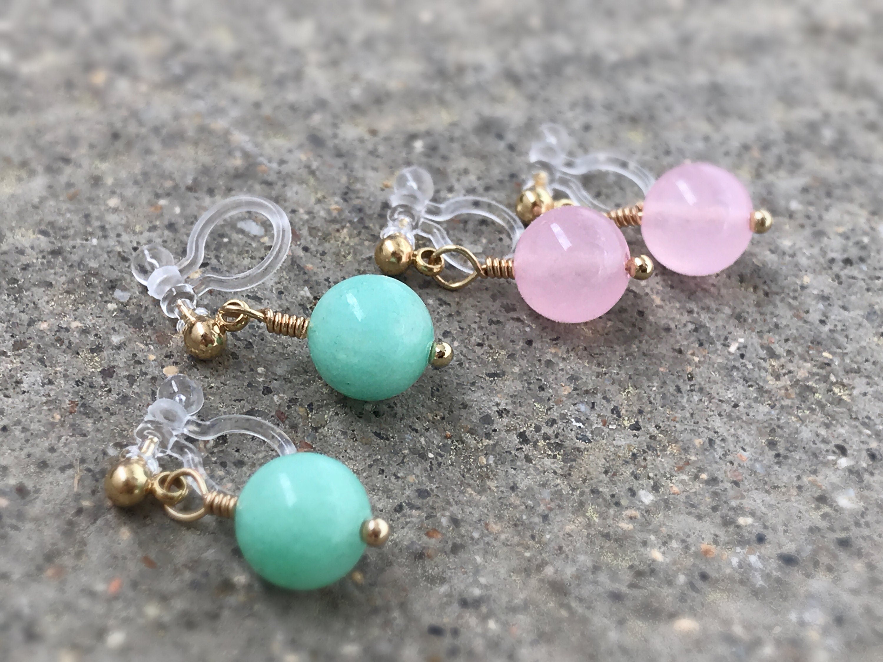 Boucles d'oreilles Clips INVISIBLES, Naturel Tianhe Pierre Calcédoine Vert. Clips d'oreilles. Bijoux quotidien, simple. Couleur doré.