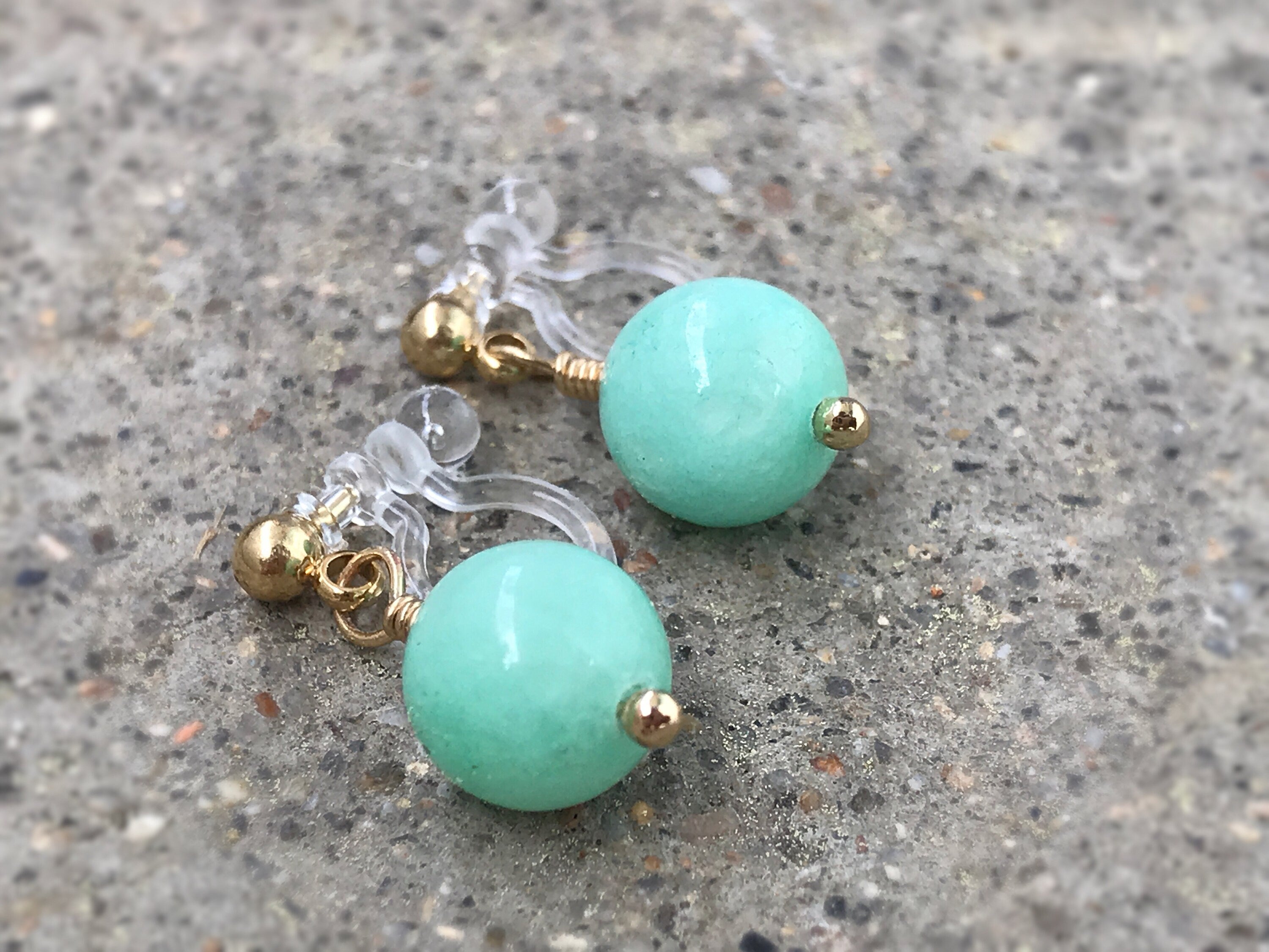 Boucles d'oreilles Clips INVISIBLES, Naturel Tianhe Pierre Calcédoine Vert. Clips d'oreilles. Bijoux quotidien, simple. Couleur doré.