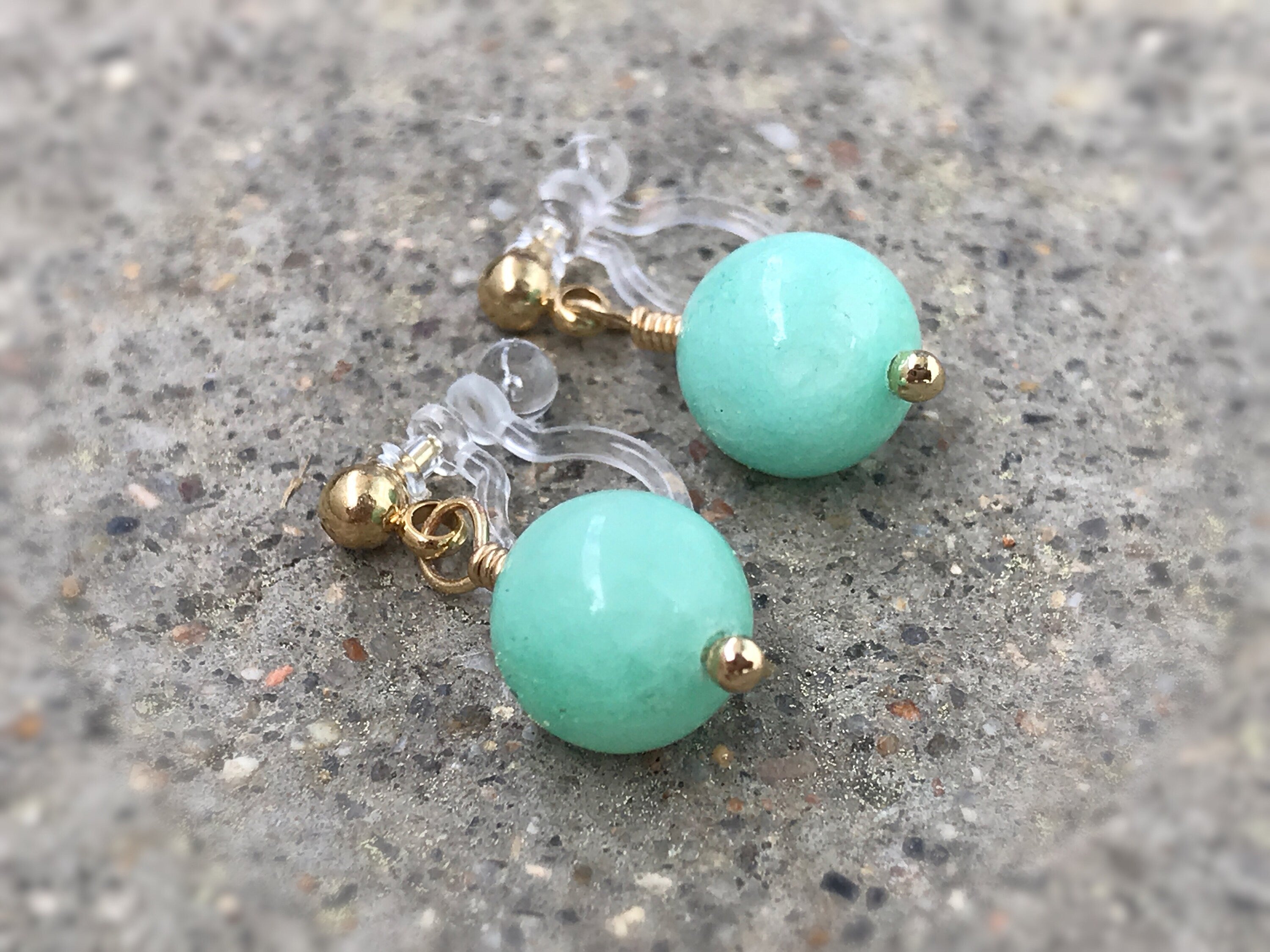 Boucles d'oreilles Clips INVISIBLES, Naturel Tianhe Pierre Calcédoine Vert. Clips d'oreilles. Bijoux quotidien, simple. Couleur doré.