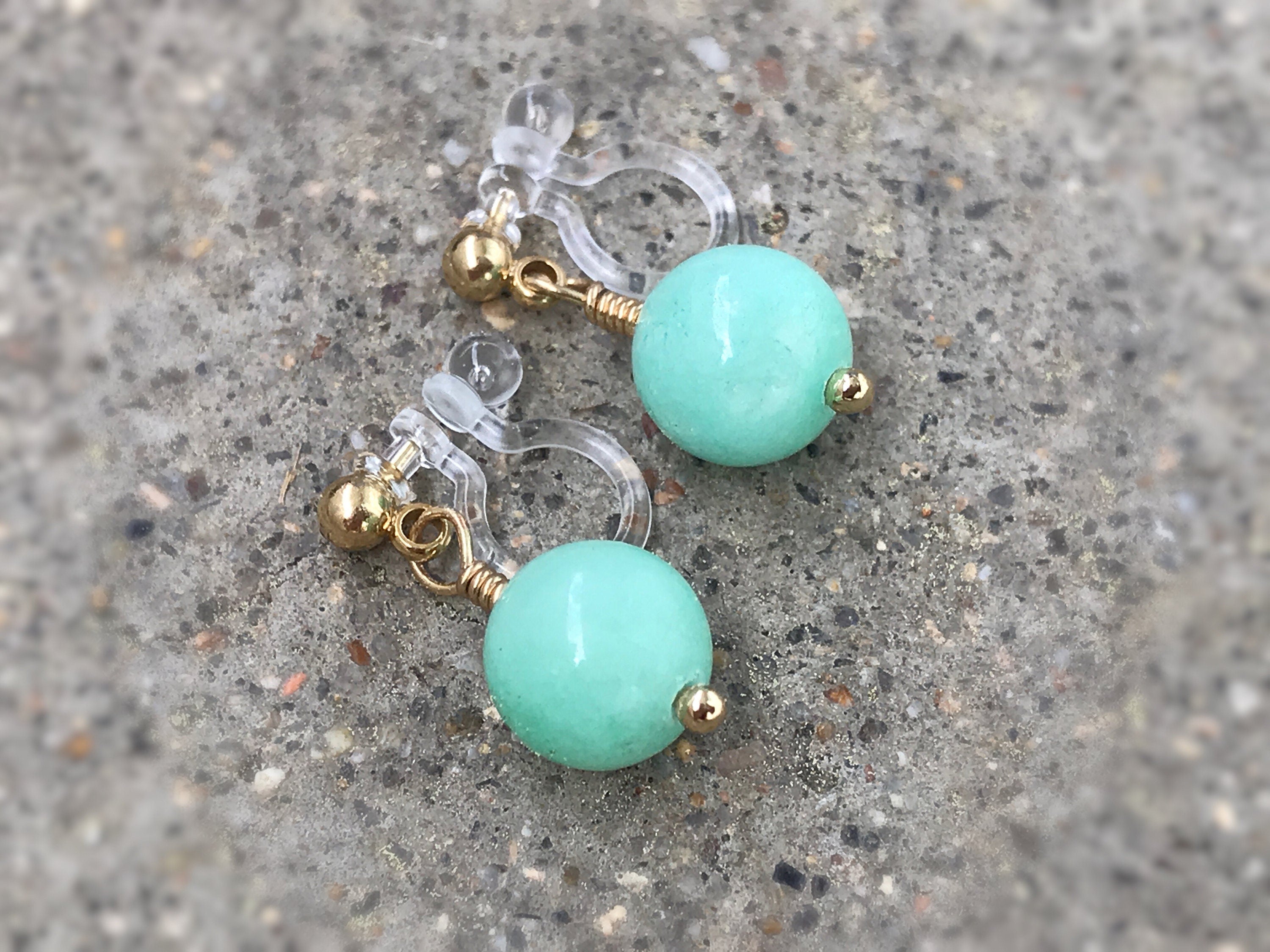 Boucles d'oreilles Clips INVISIBLES, Naturel Tianhe Pierre Calcédoine Vert. Clips d'oreilles. Bijoux quotidien, simple. Couleur doré.