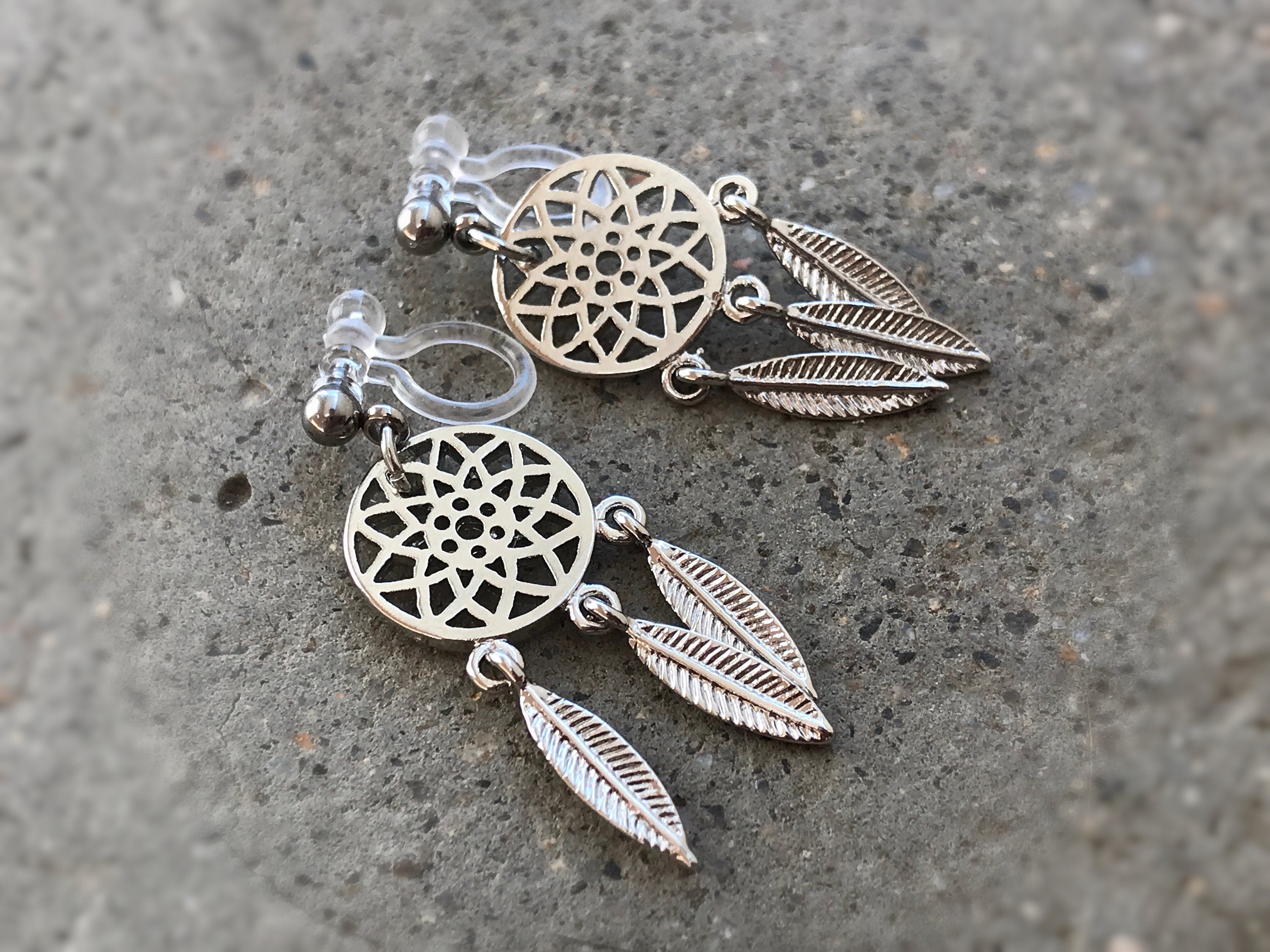 Boucles d'oreilles Clips INVISIBLES, Capteur de rêves Couleur argenté. Plume en métal. Clips d'oreilles. Bijoux quotidien. Prêt à offrir.