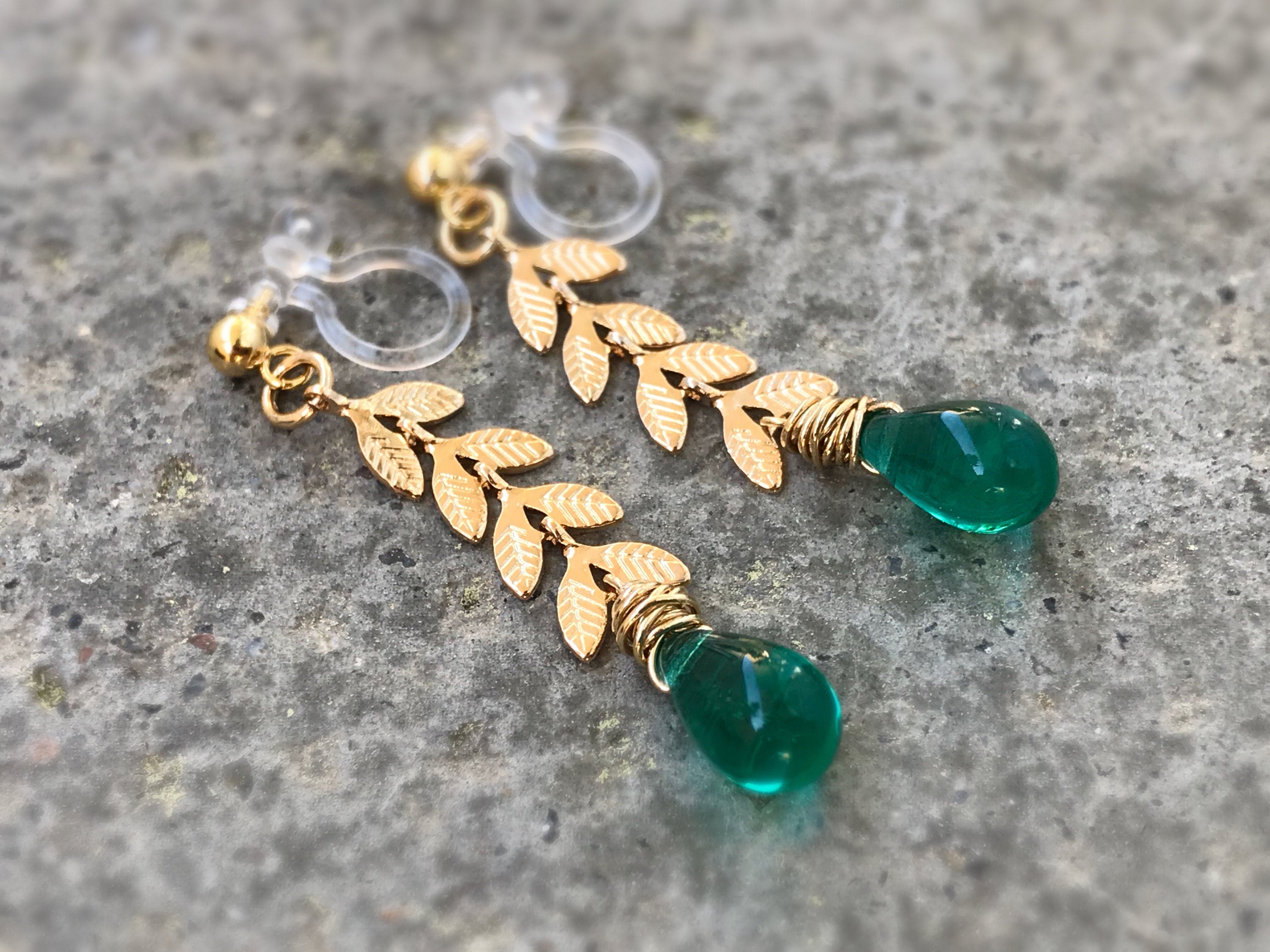 Boucles d'oreilles pendantes CLIPS INVISIBLES couleur doré, Chaîne feuilles, Perle goutte d'eau émeraude vert / Vert poan, bijoux quotidien.