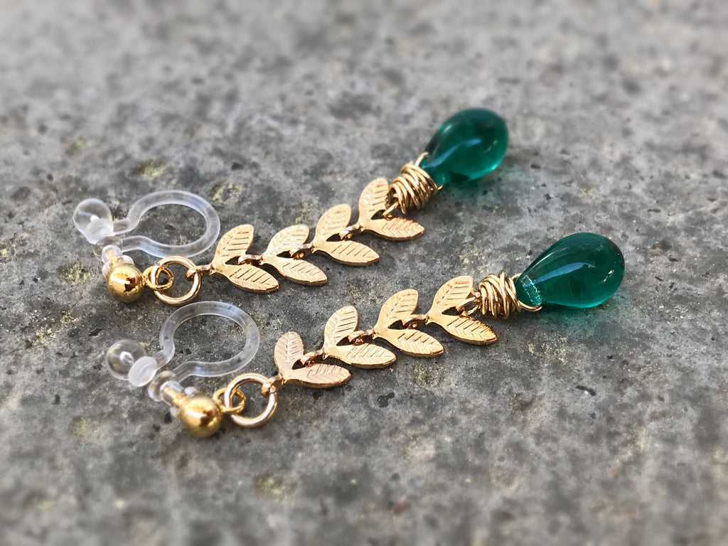 Boucles d'oreilles pendantes CLIPS INVISIBLES couleur doré, Chaîne feuilles, Perle goutte d'eau émeraude vert / Vert poan, bijoux quotidien.