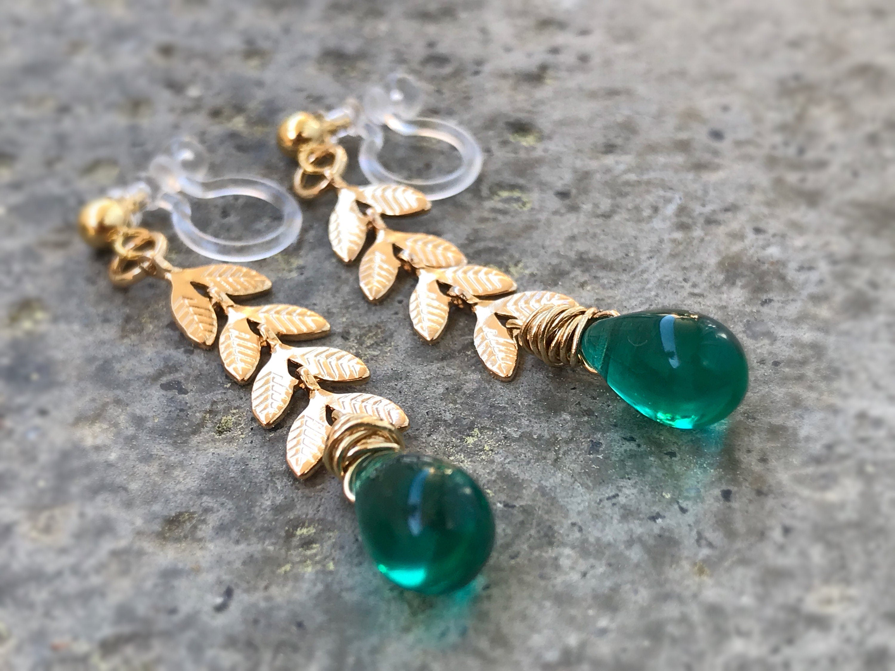 Boucles d'oreilles pendantes CLIPS INVISIBLES couleur doré, Chaîne feuilles, Perle goutte d'eau émeraude vert / Vert poan, bijoux quotidien.