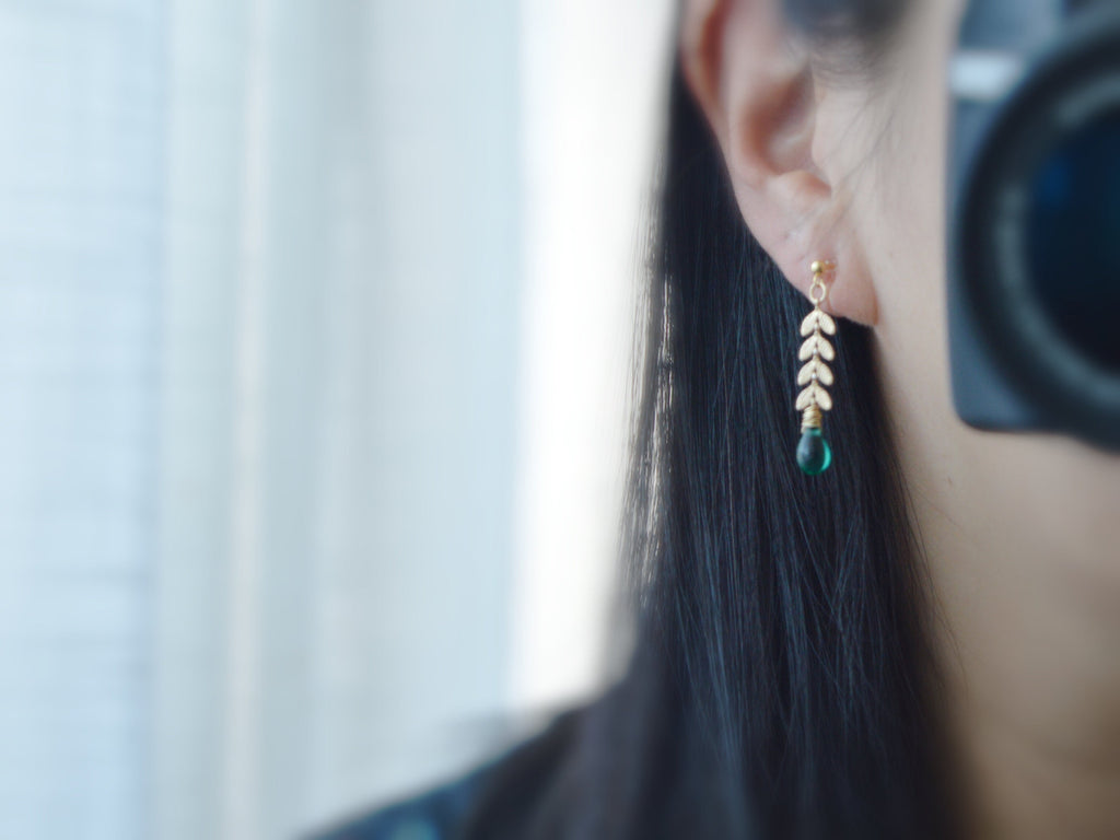 Boucles d'oreilles pendantes CLIPS INVISIBLES couleur doré, Chaîne feuilles, Perle goutte d'eau émeraude vert / Vert poan, bijoux quotidien.