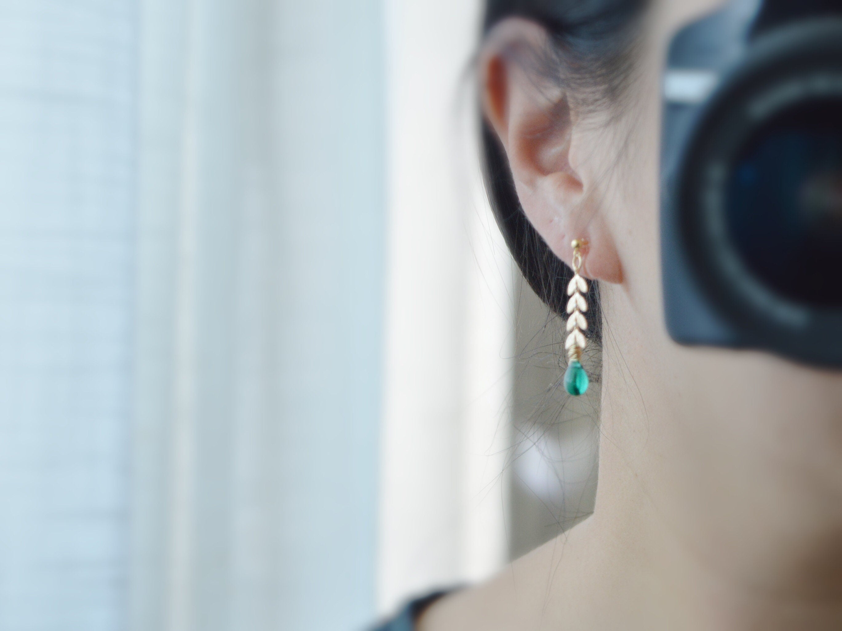 Boucles d'oreilles pendantes CLIPS INVISIBLES couleur doré, Chaîne feuilles, Perle goutte d'eau émeraude vert / Vert poan, bijoux quotidien.