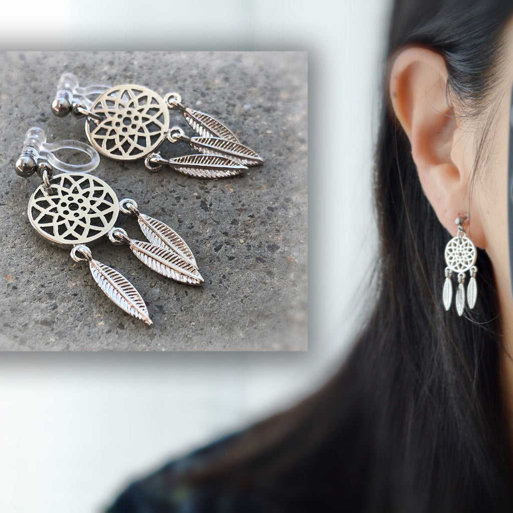 Boucles d'oreilles Clips INVISIBLES, Capteur de rêves Couleur argenté. Plume en métal. Clips d'oreilles. Bijoux quotidien. Prêt à offrir.