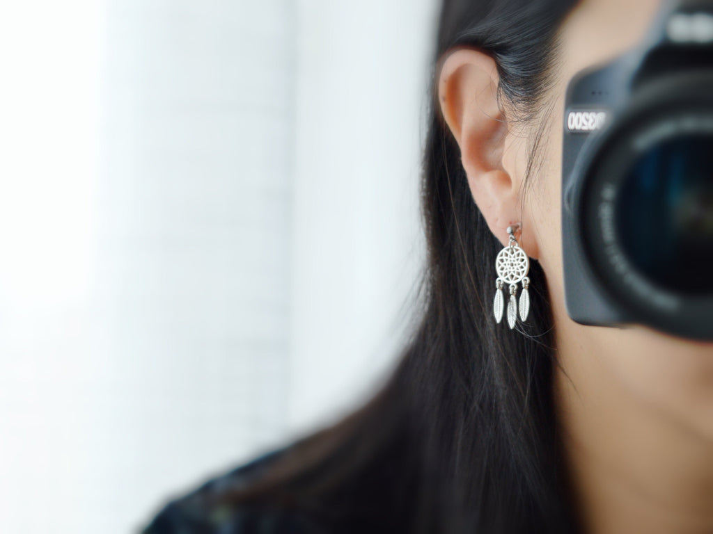 Boucles d'oreilles Clips INVISIBLES, Capteur de rêves Couleur argenté. Plume en métal. Clips d'oreilles. Bijoux quotidien. Prêt à offrir.