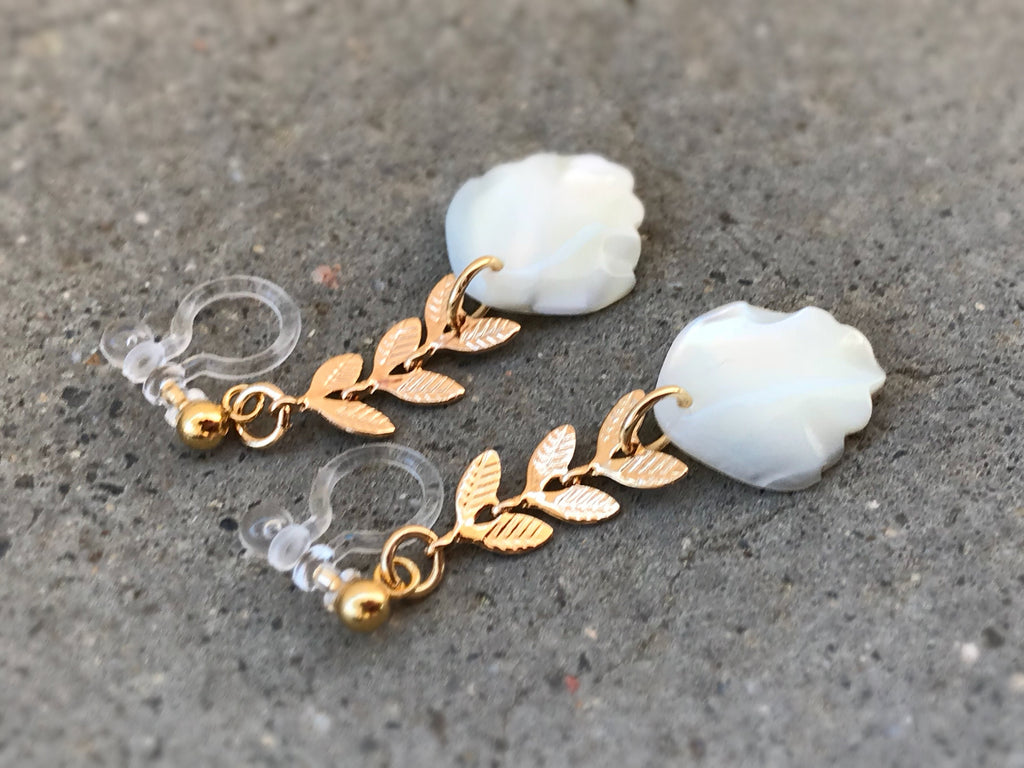 Boucles d'oreilles pendantes CLIPS INVISIBLES couleur doré, Chaîne feuilles, Perle Nacre blanche feuille, bijoux quotidien Moderne