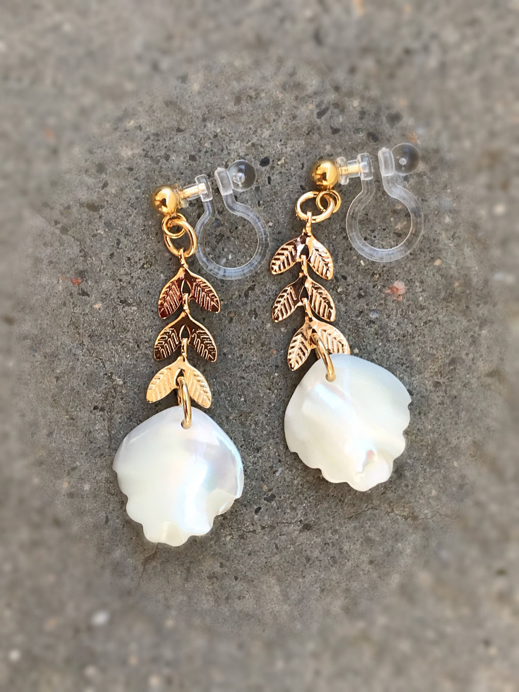 Boucles d'oreilles pendantes CLIPS INVISIBLES couleur doré, Chaîne feuilles, Perle Nacre blanche feuille, bijoux quotidien Moderne
