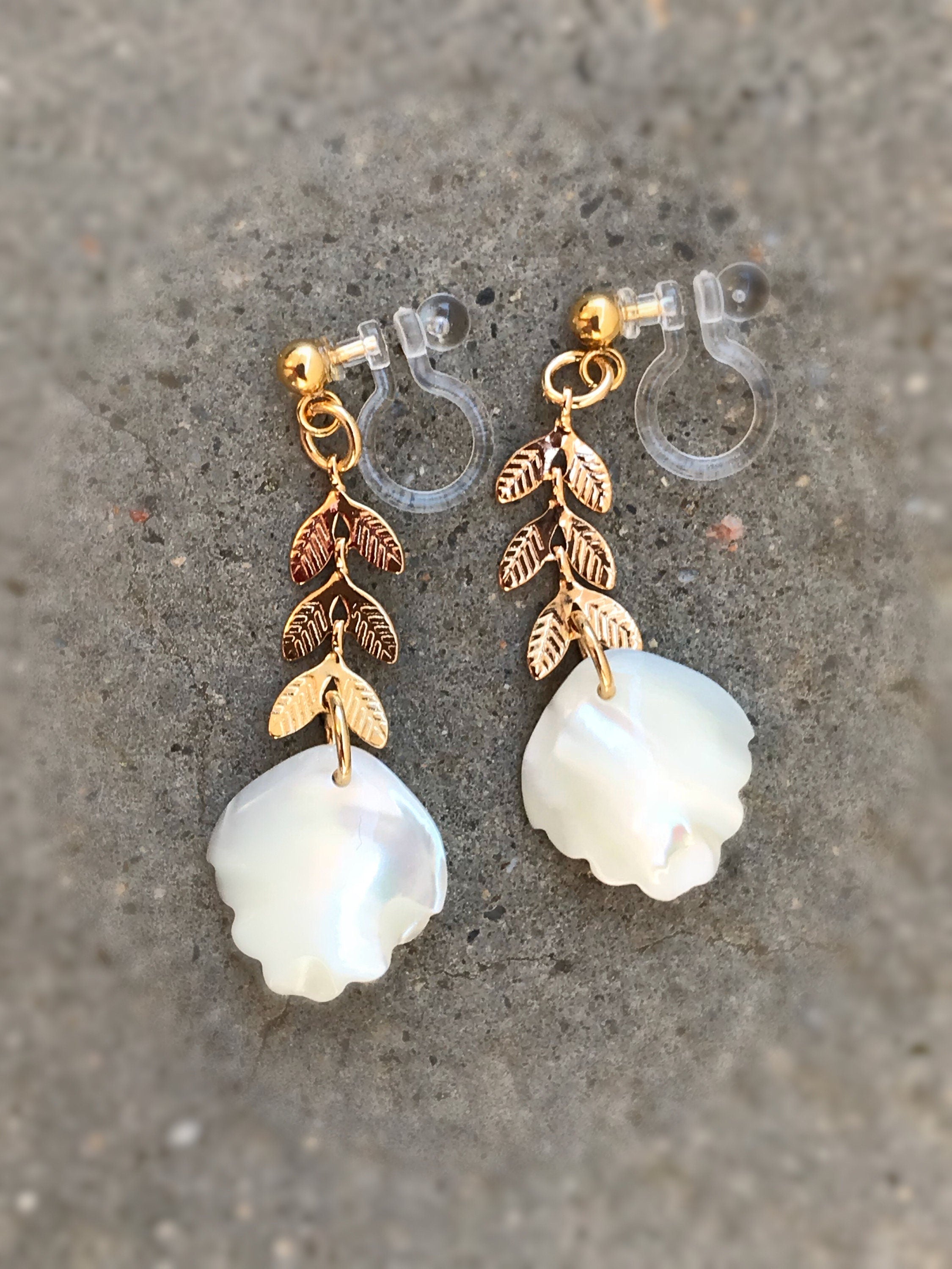 Boucles d'oreilles pendantes CLIPS INVISIBLES couleur doré, Chaîne feuilles, Perle Nacre blanche feuille, bijoux quotidien Moderne