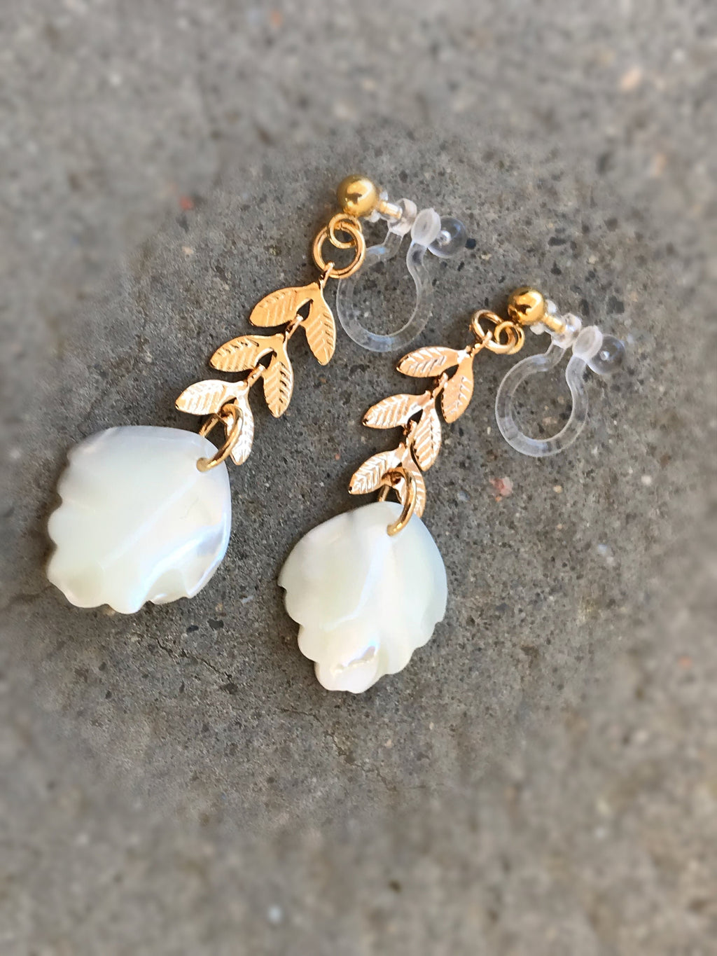 Boucles d'oreilles pendantes CLIPS INVISIBLES couleur doré, Chaîne feuilles, Perle Nacre blanche feuille, bijoux quotidien Moderne