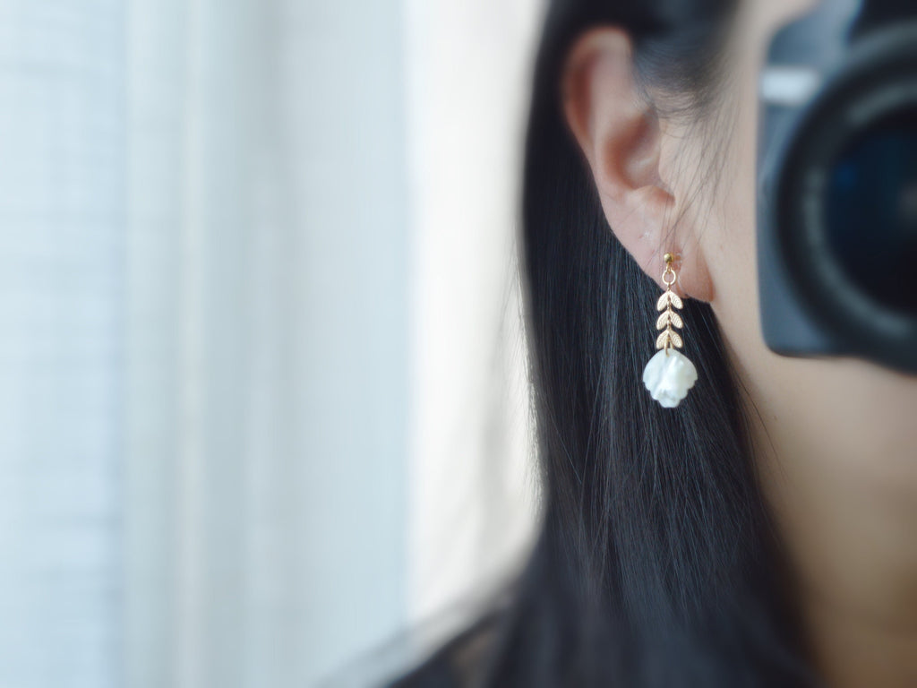 Boucles d'oreilles pendantes CLIPS INVISIBLES couleur doré, Chaîne feuilles, Perle Nacre blanche feuille, bijoux quotidien Moderne